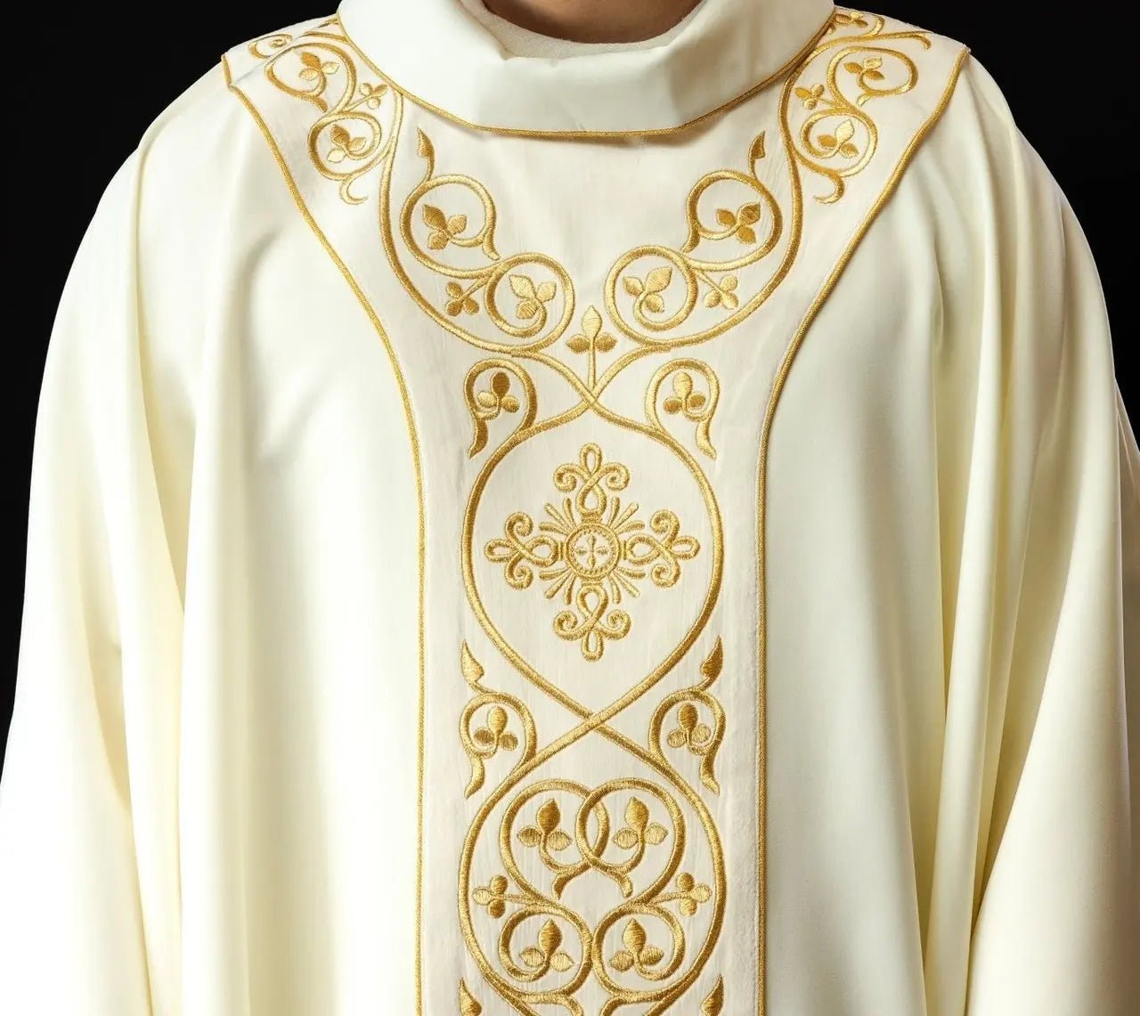 Chasuble brodée en tissu écru
