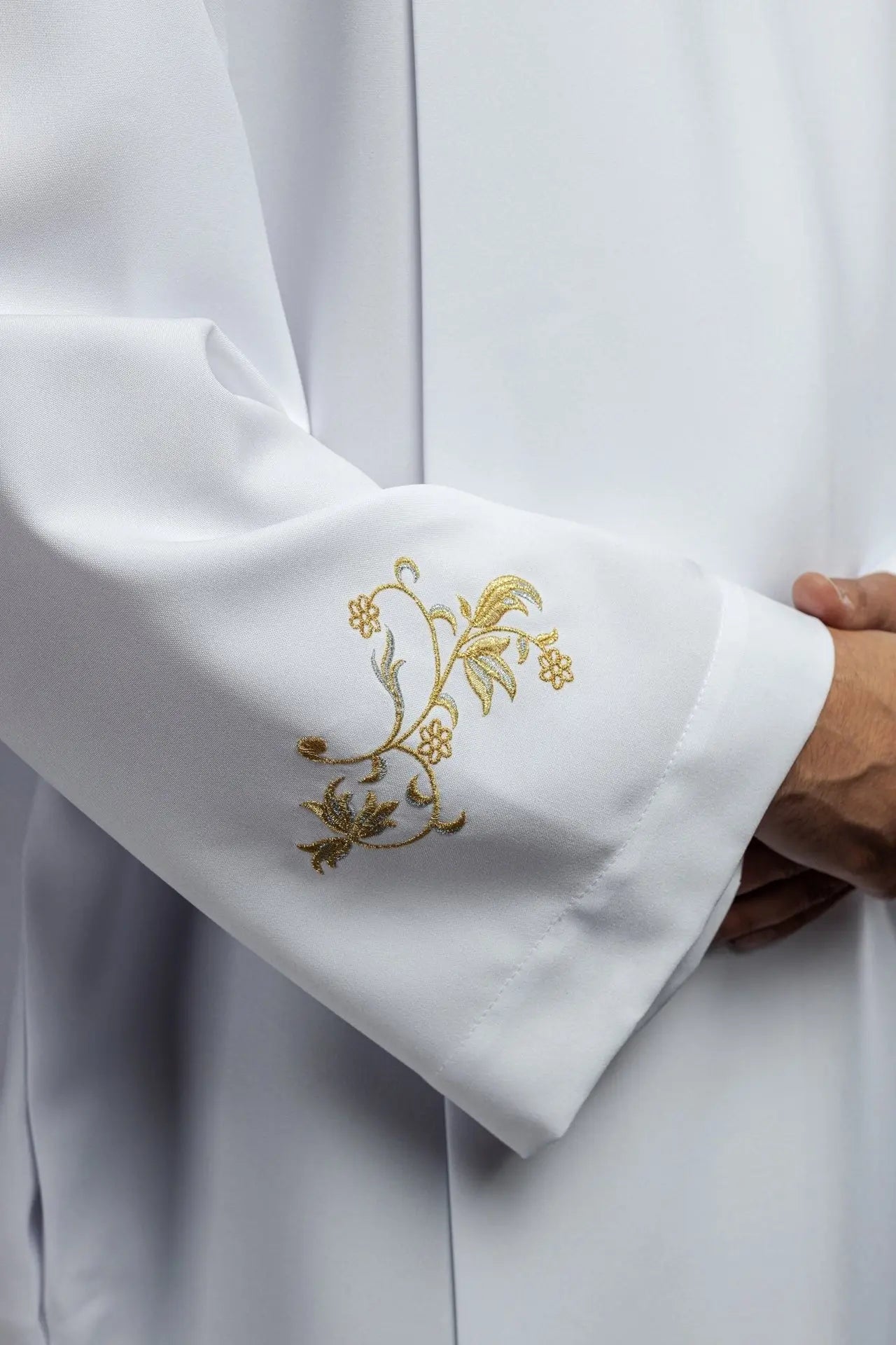 Plain turtleneck priest's robe White decorative embroidery
