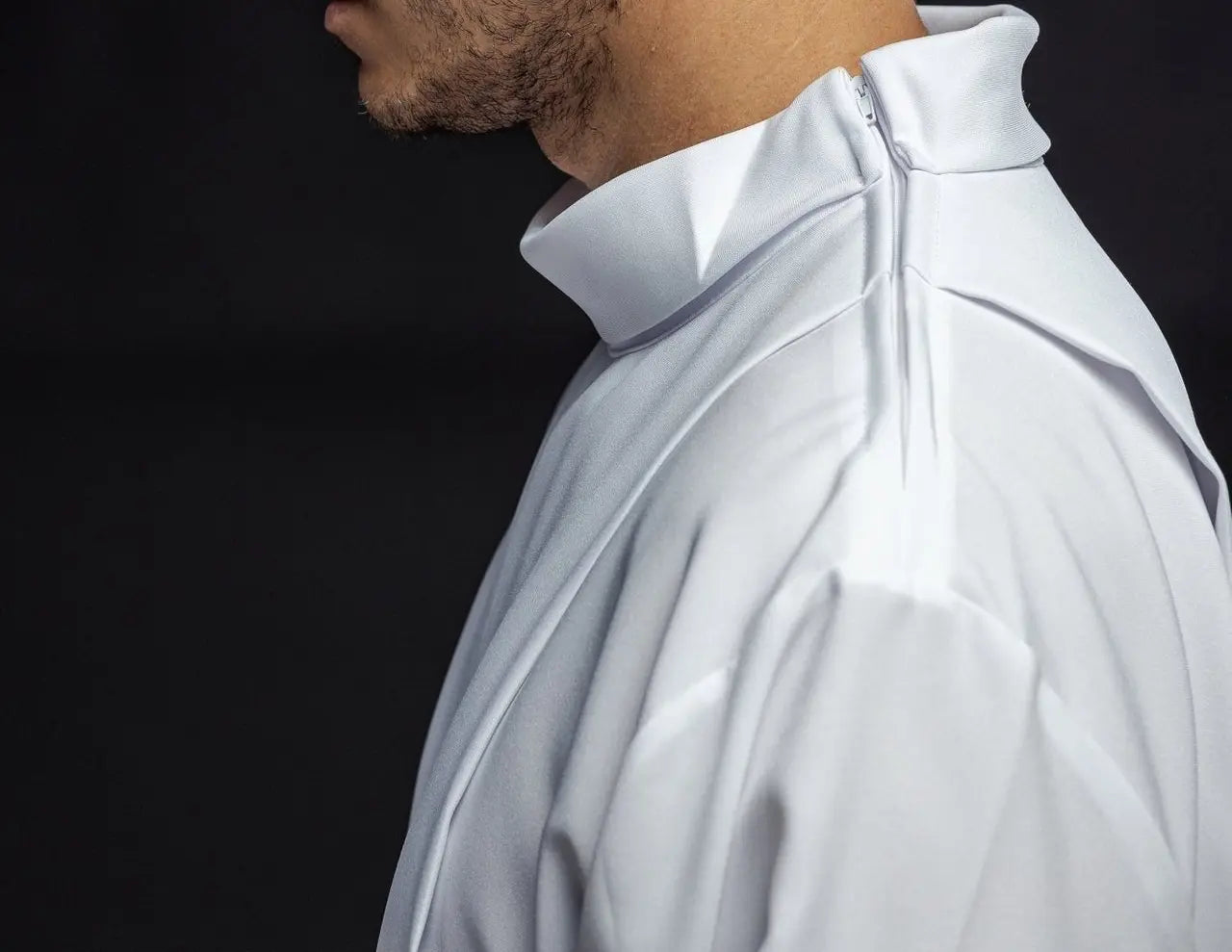 Plain turtleneck priest's robe White decorative embroidery