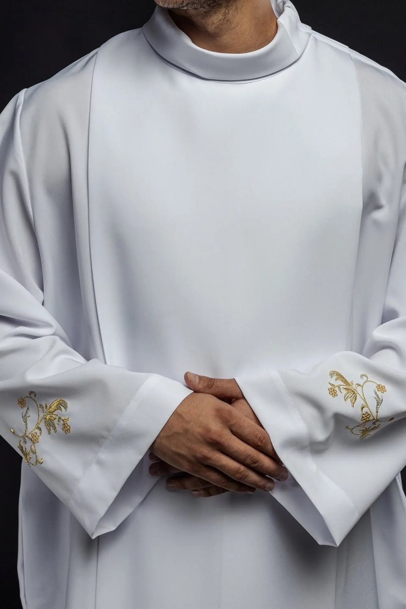 Robe de prêtre à col roulé simple Broderie décorative blanche