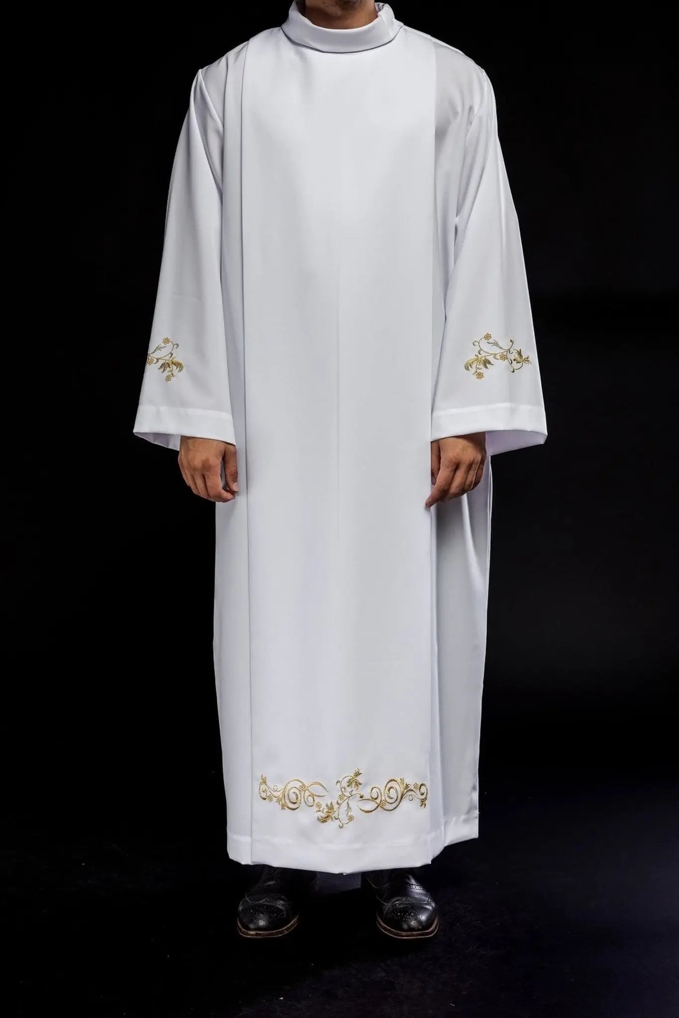Robe de prêtre à col roulé simple Broderie décorative blanche