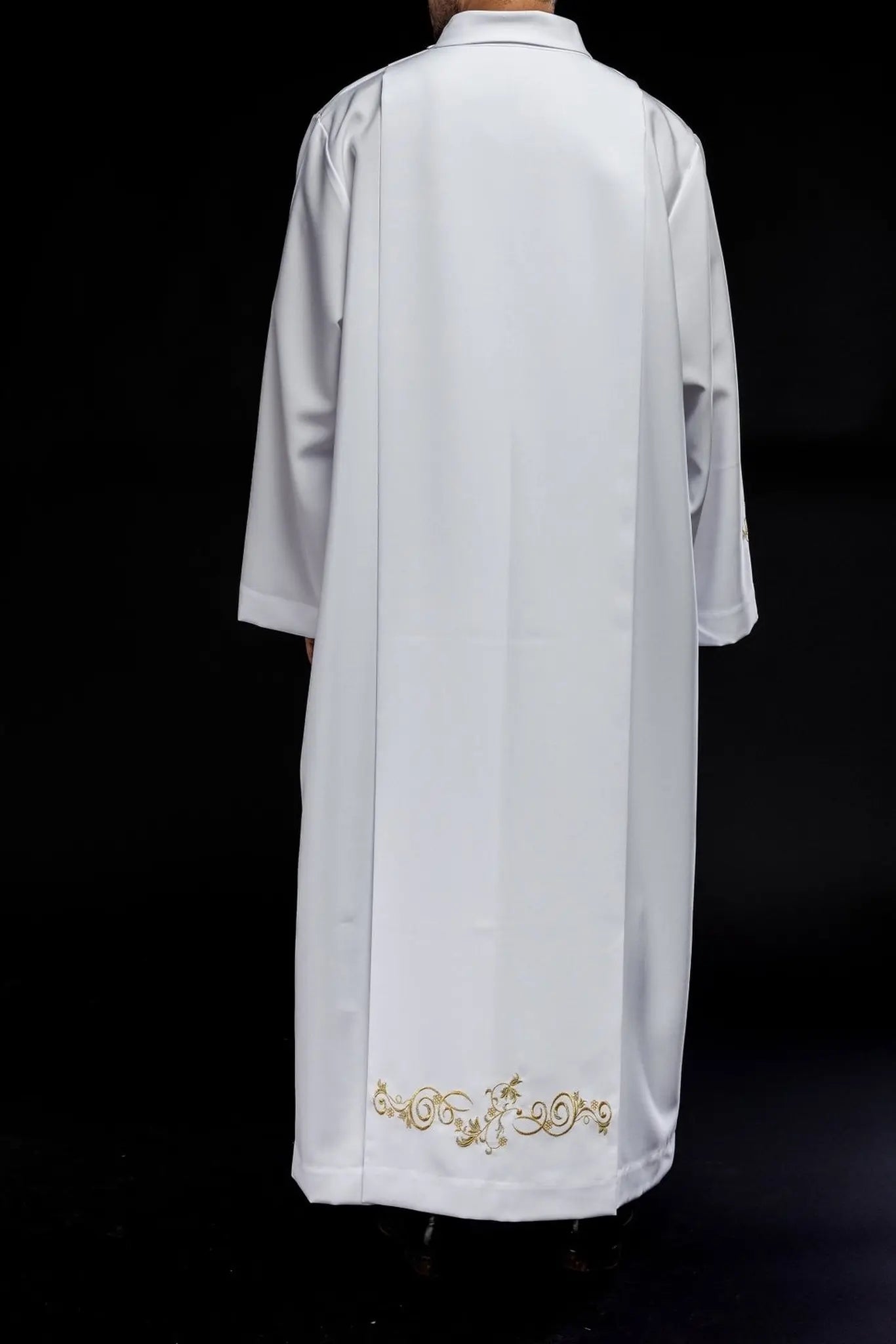 Plain turtleneck priest's robe White decorative embroidery