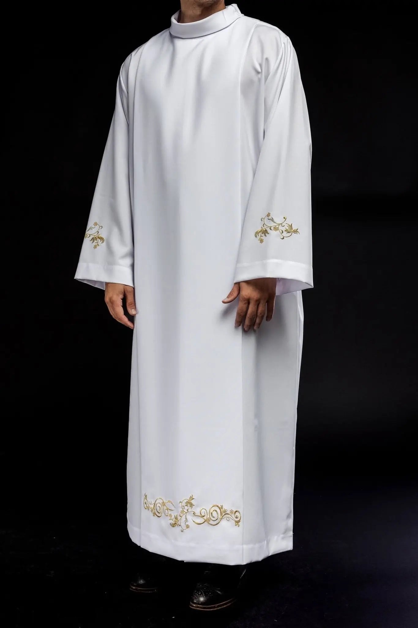 Plain turtleneck priest's robe White decorative embroidery