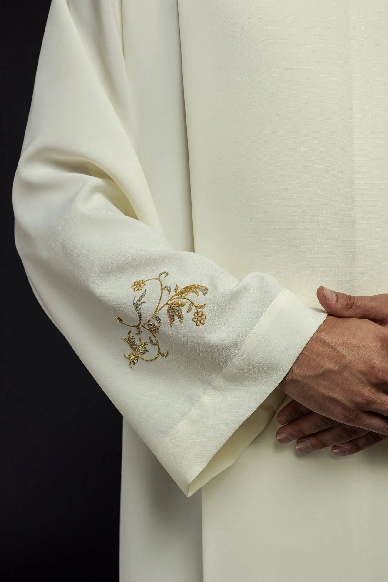 Robe de prêtre à col roulé simple Broderie décorative écrue