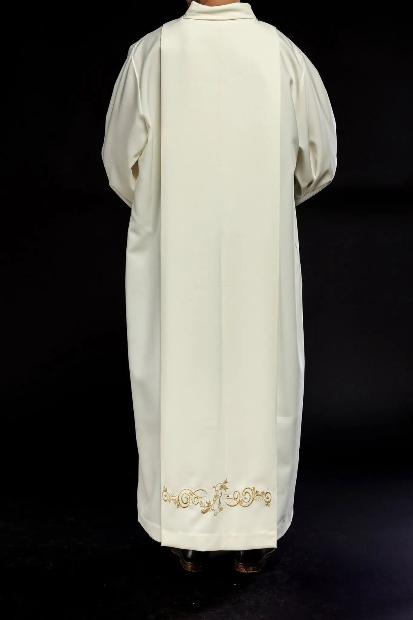 Robe de prêtre à col roulé simple Broderie décorative écrue