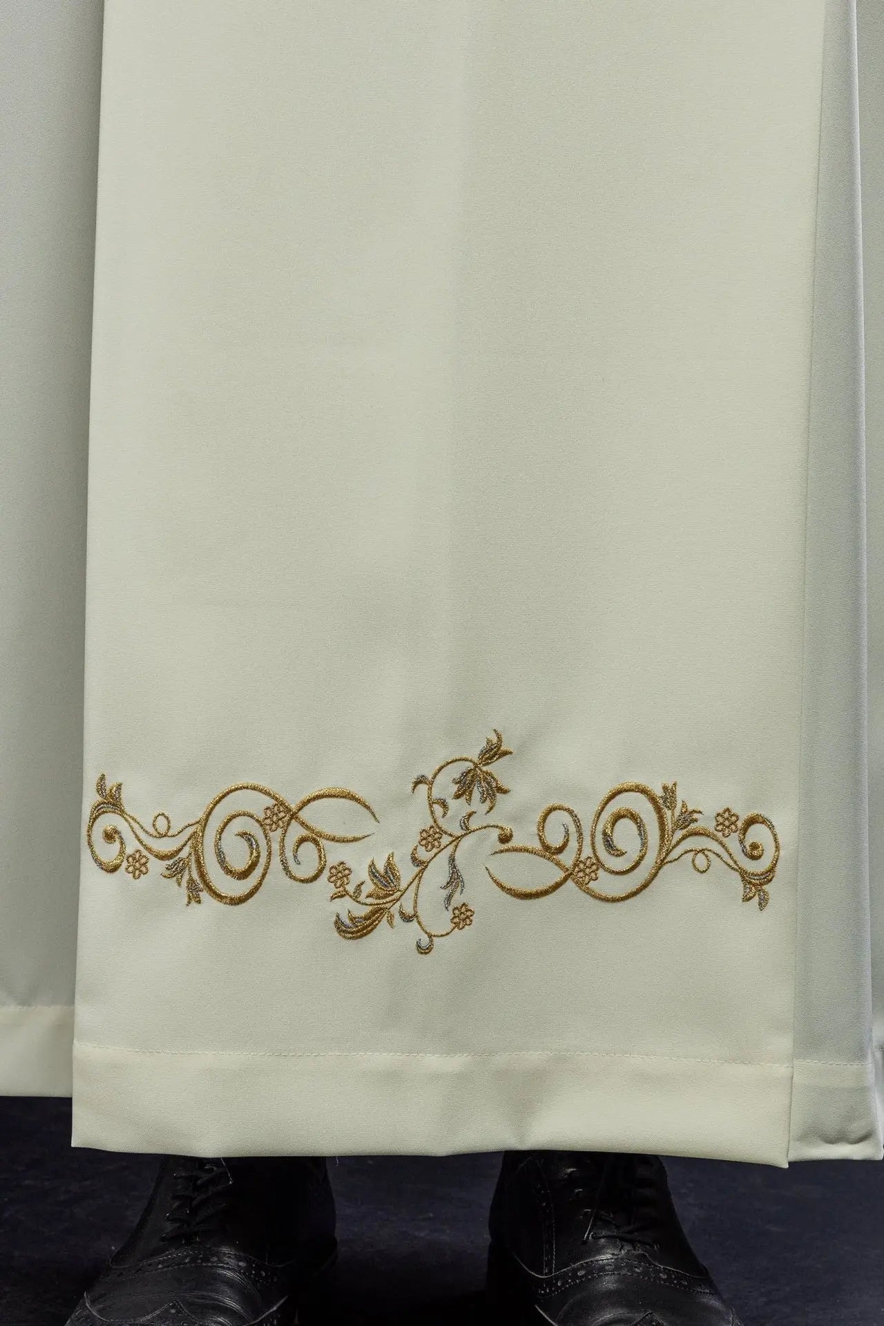 Robe de prêtre à col roulé simple Broderie décorative écrue