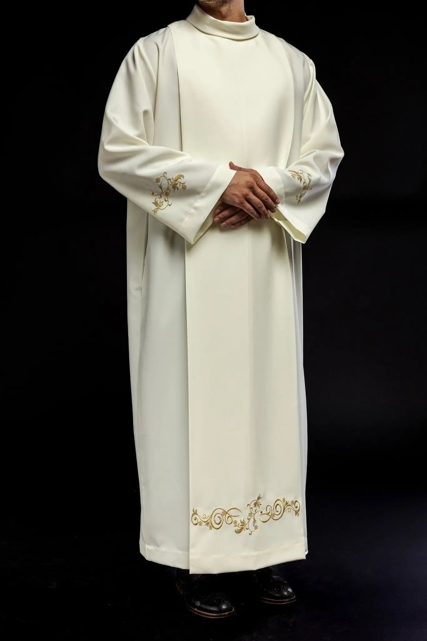 Plain turtlenecked priest's robe Ecru decorative embroidery