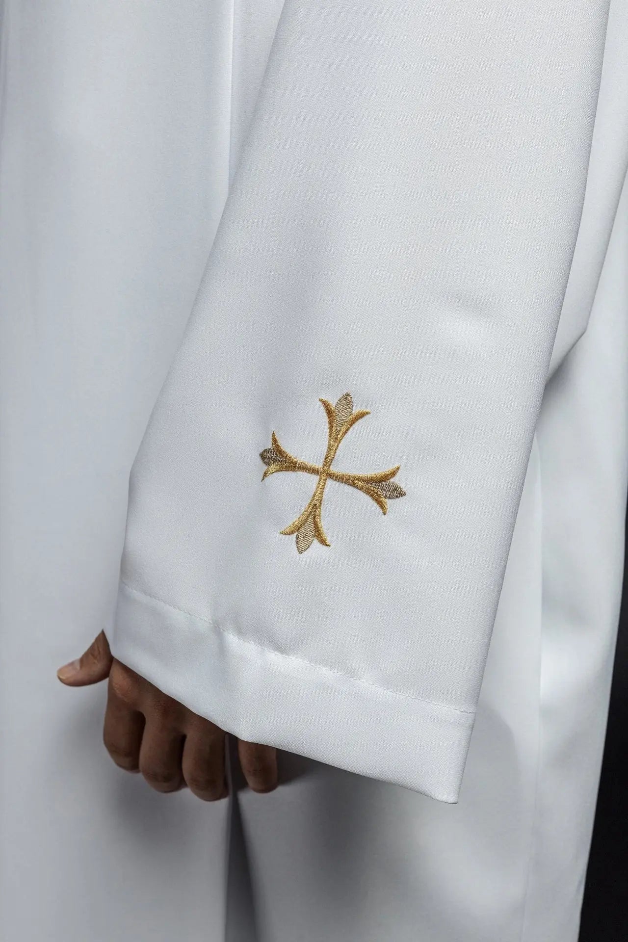 Robe simple de prêtre avec col roulé et broderie de croix blanche