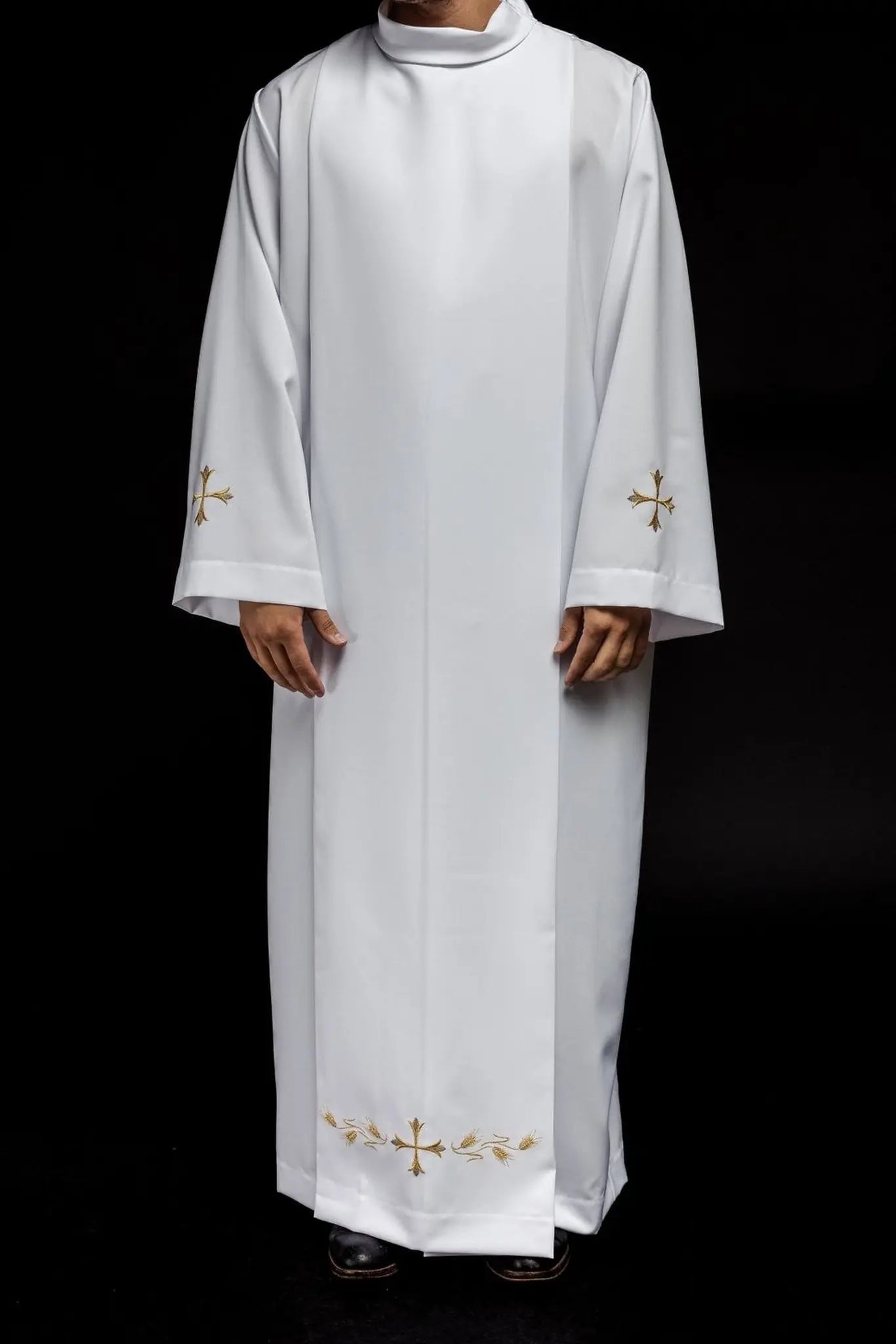 Robe simple de prêtre avec col roulé et broderie de croix blanche