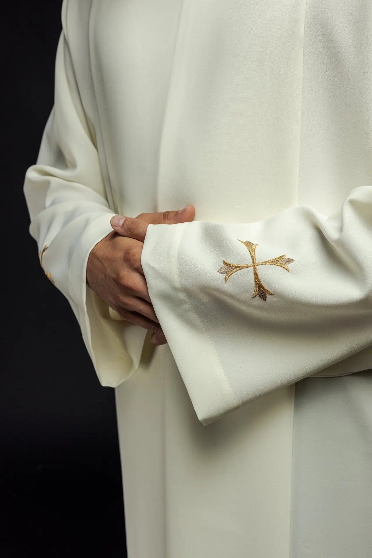 Aube élégante écrue pour prêtre avec col monastique et broderie de croix dorée