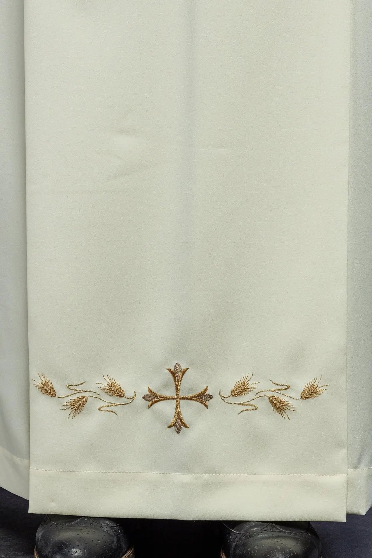 Aube élégante écrue pour prêtre avec col monastique et broderie de croix dorée