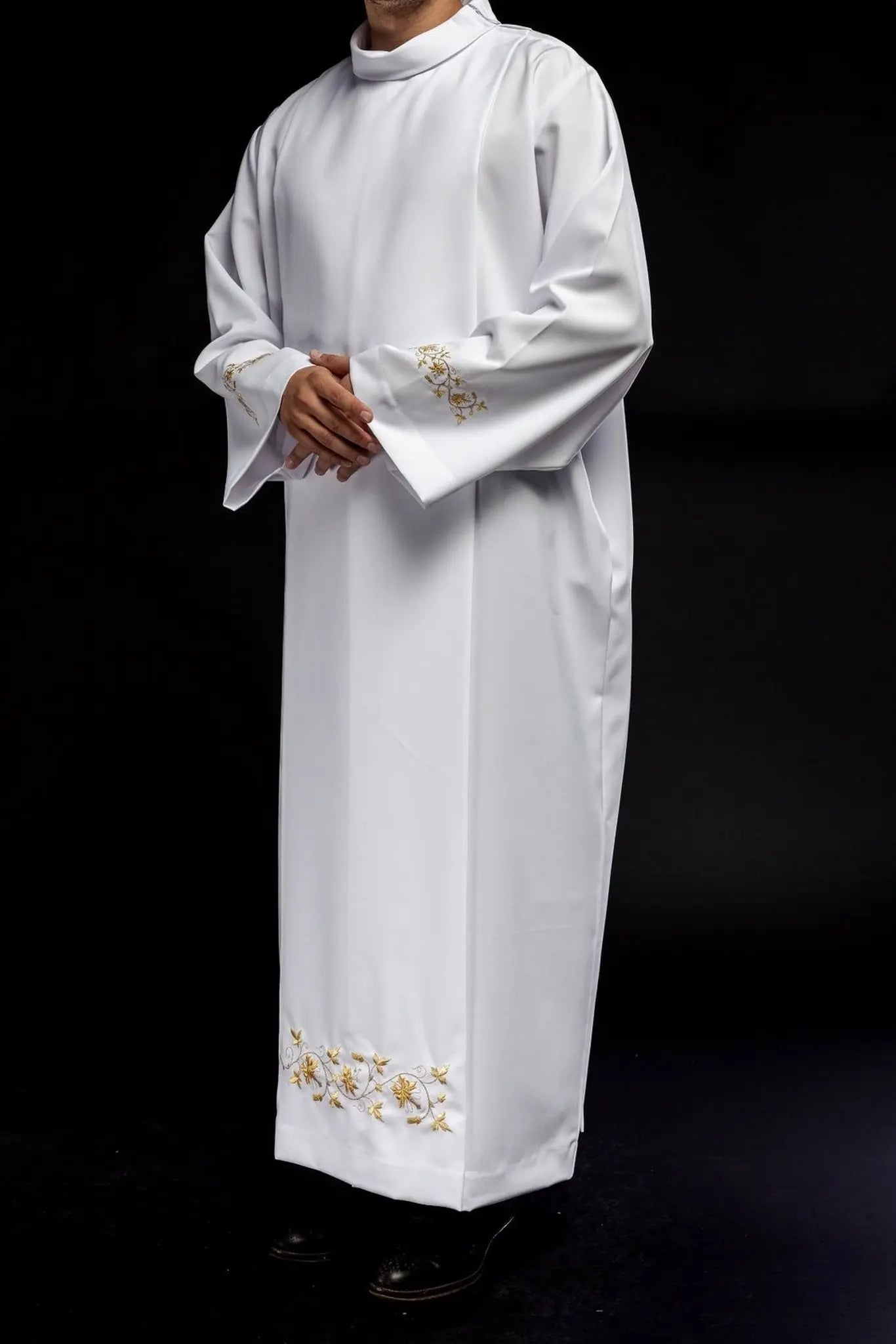 Robe de prêtre brodée avec col roulé blanc