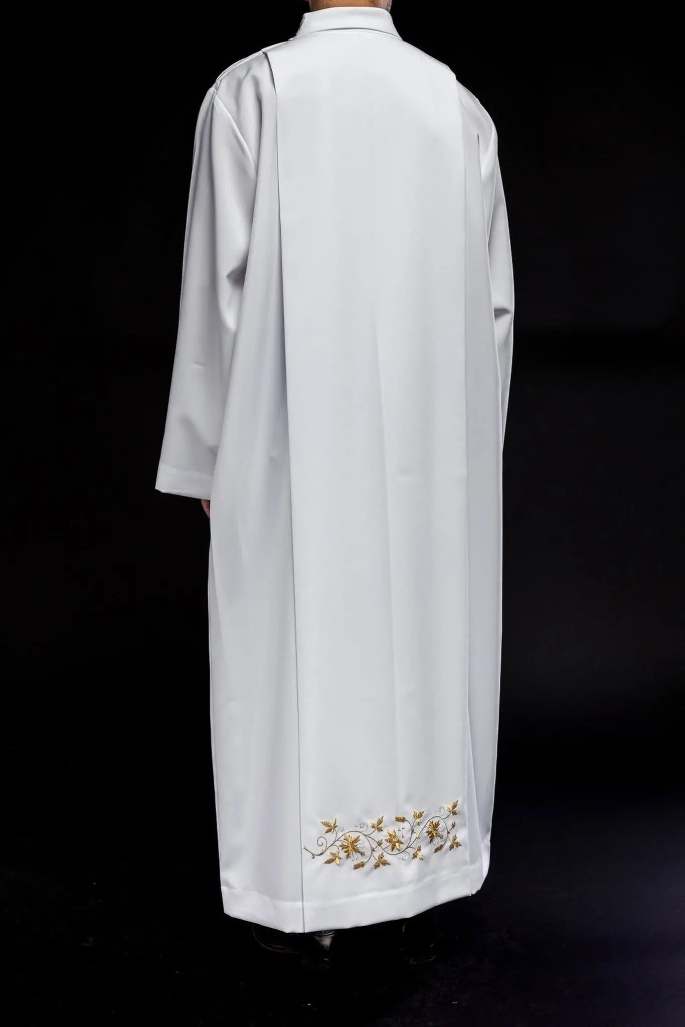 Robe de prêtre brodée avec col roulé blanc