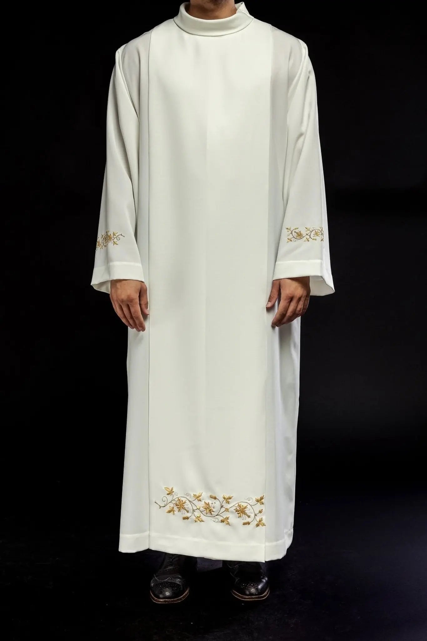 Robe de prêtre à col roulé brodée Écru