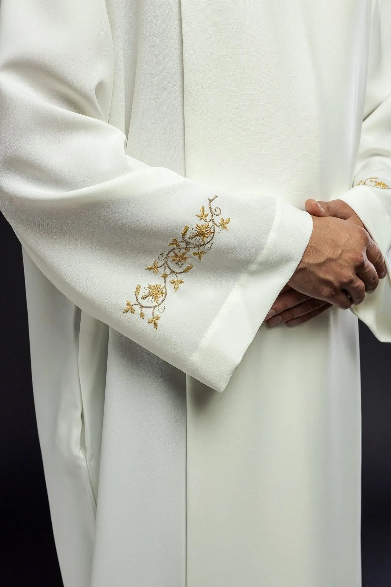 Robe de prêtre à col roulé brodée Écru