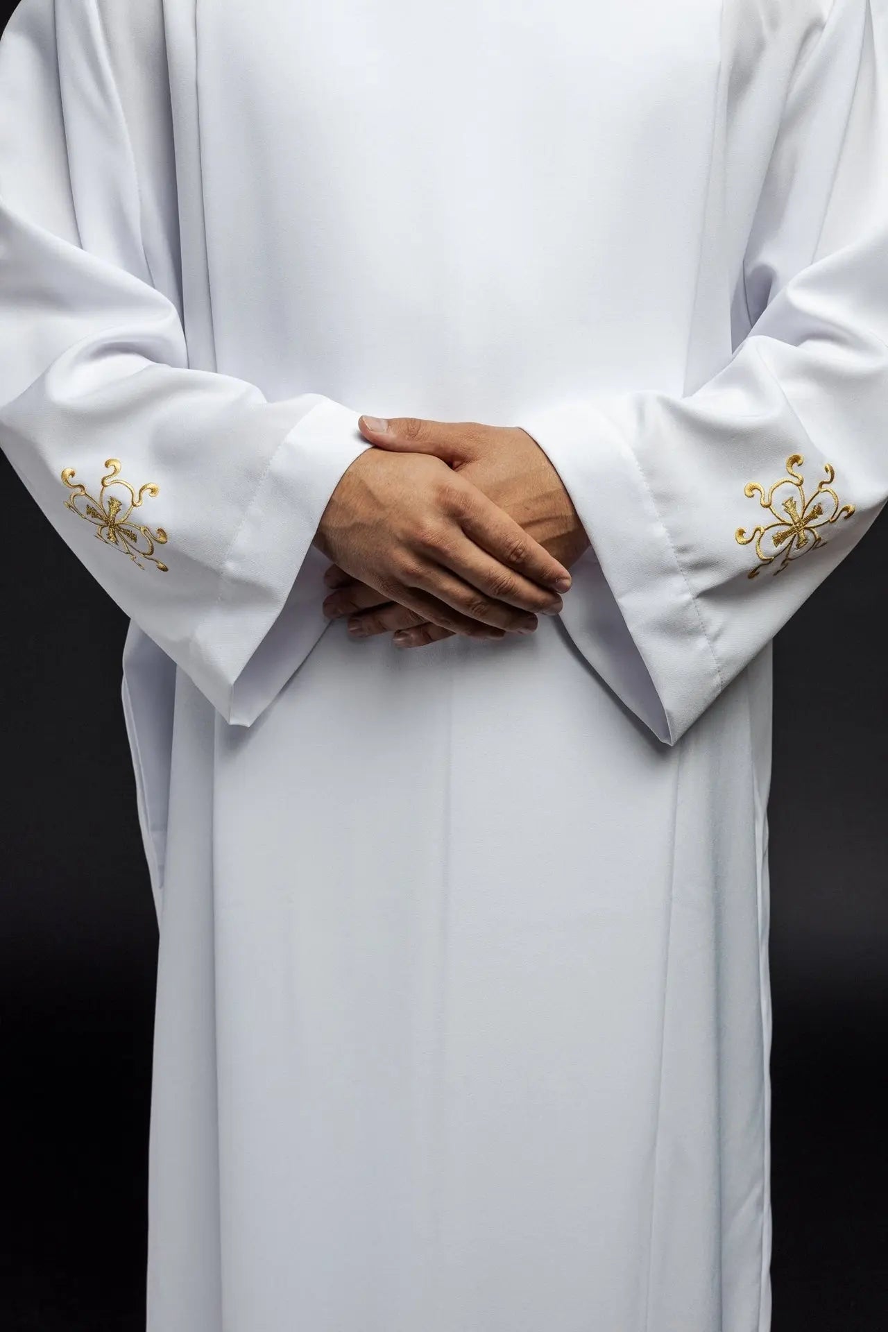 Aube de prêtre avec col roulé décorée de broderie blanche