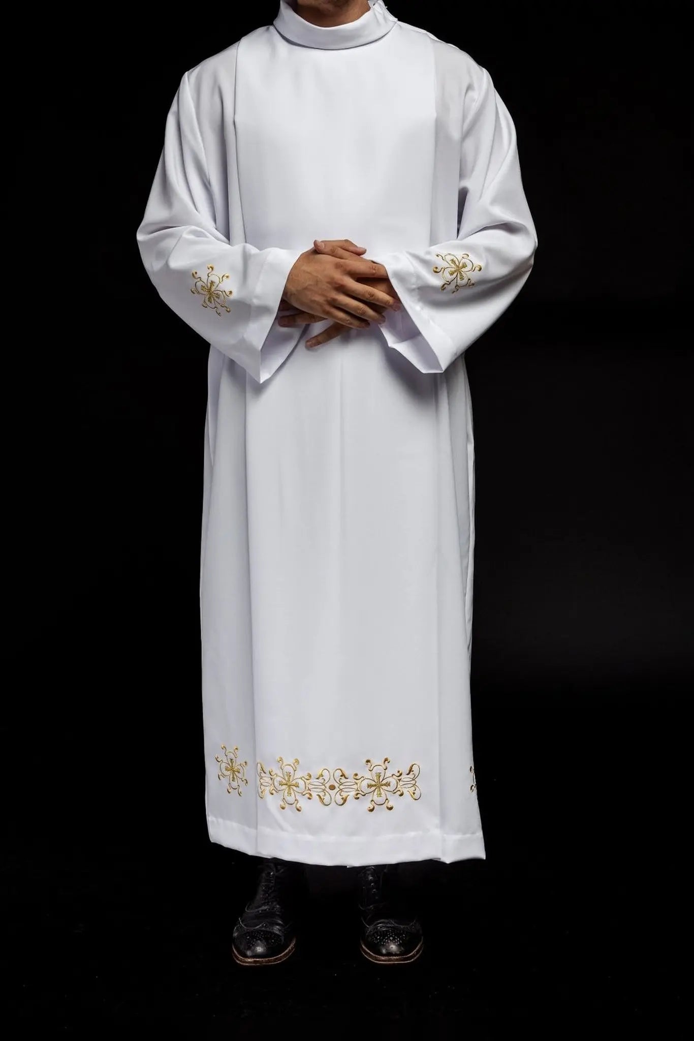 Aube de prêtre avec col roulé décorée de broderie blanche
