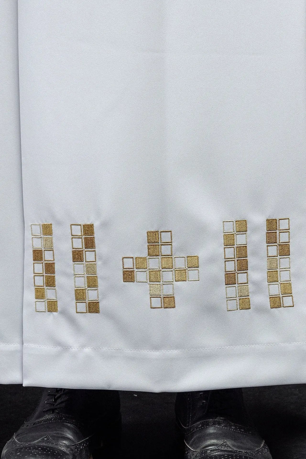 Aube avec croix mosaïque brodées