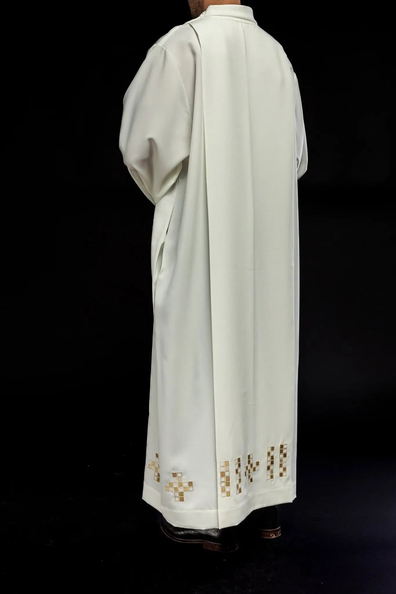 Aube avec croix mosaïque brodées écru