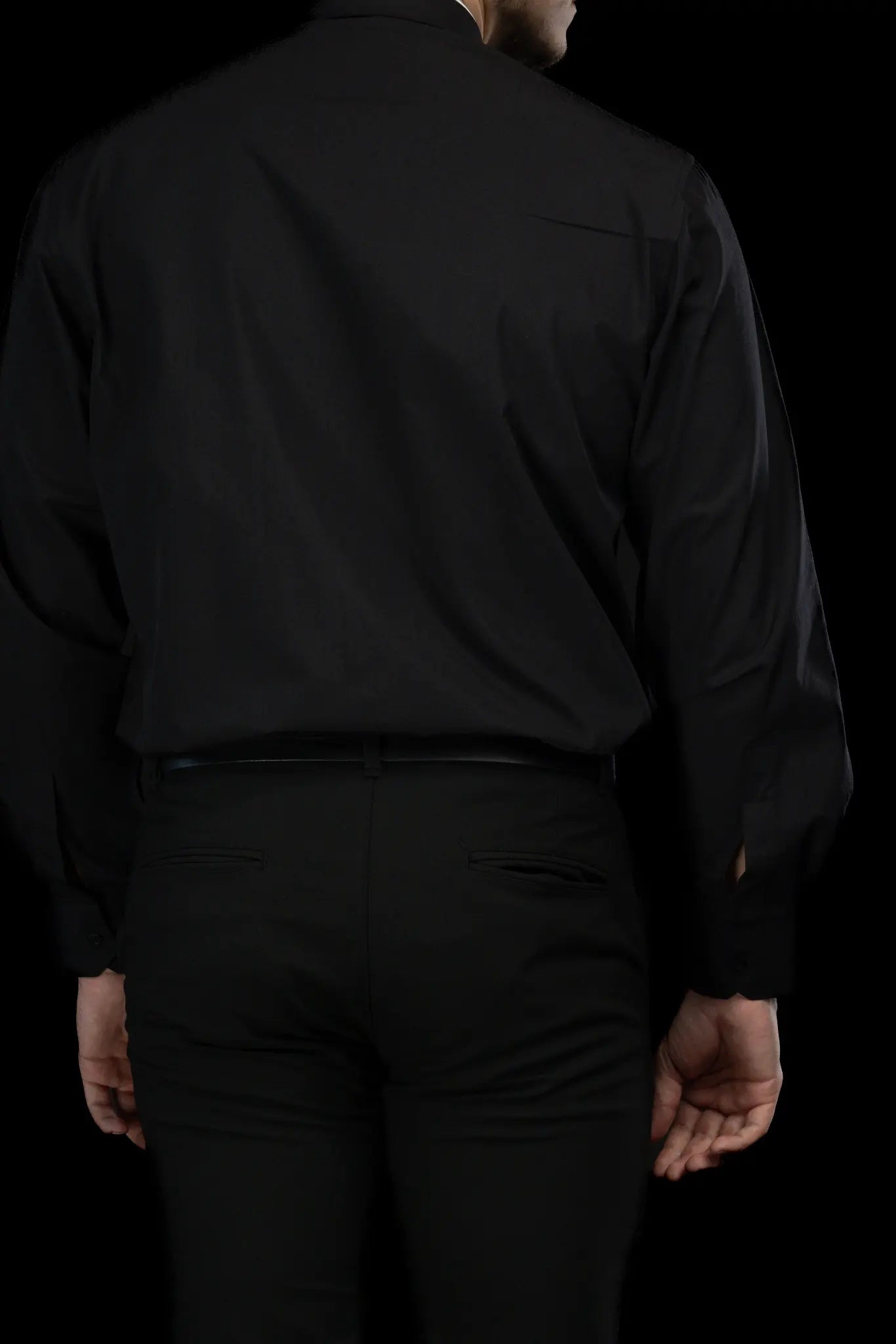 Chemise ecclésiastique romaine noire à manches longues avec patte de col