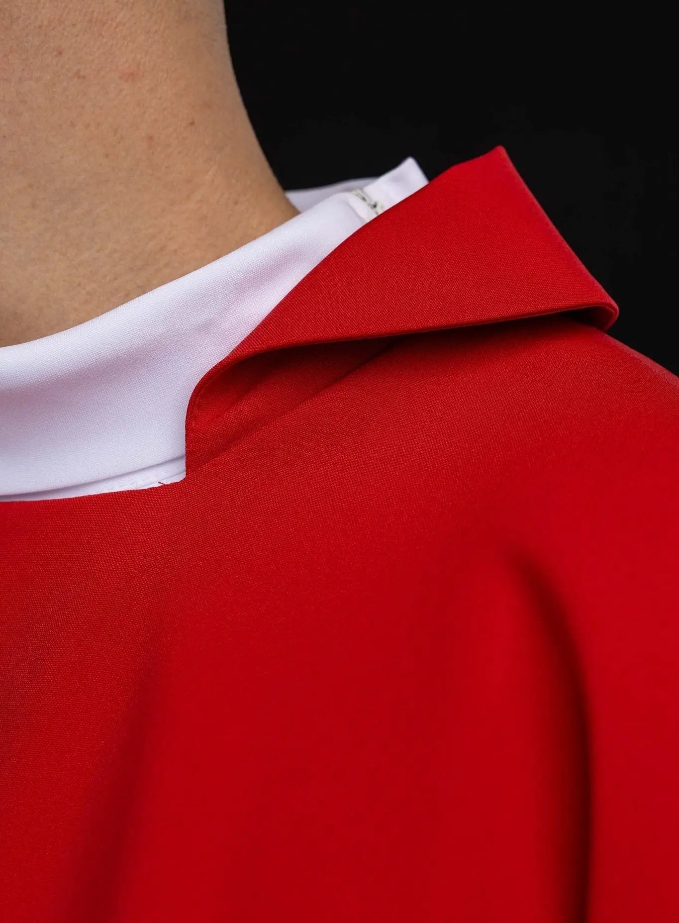 Chasuble rouge brodée avec Croix ornementale et large col