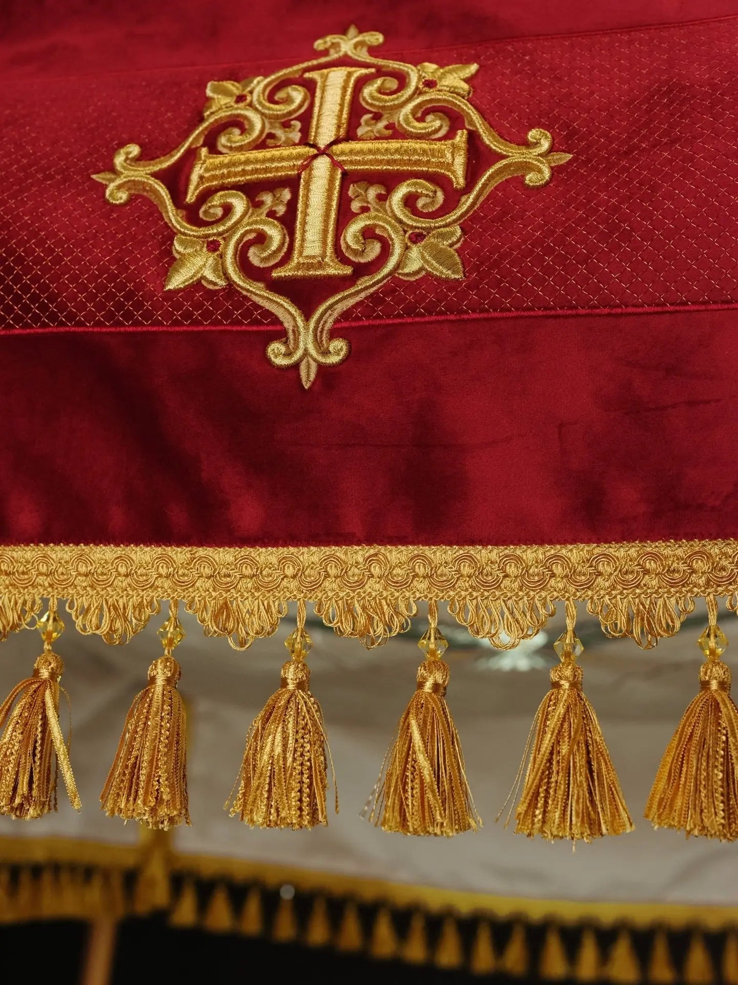 Ciborium brodé en velours bordeaux