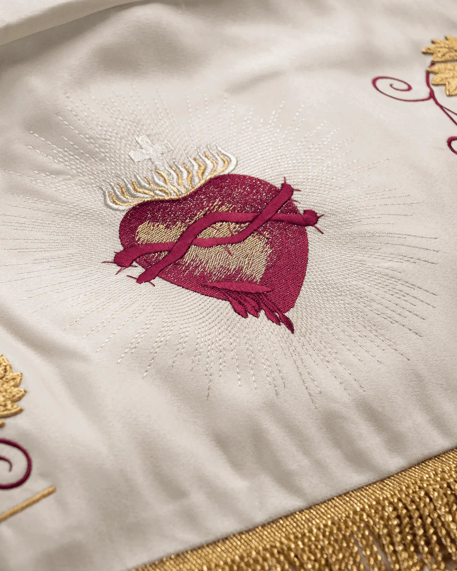 Baldaquin brodé avec motif de calice