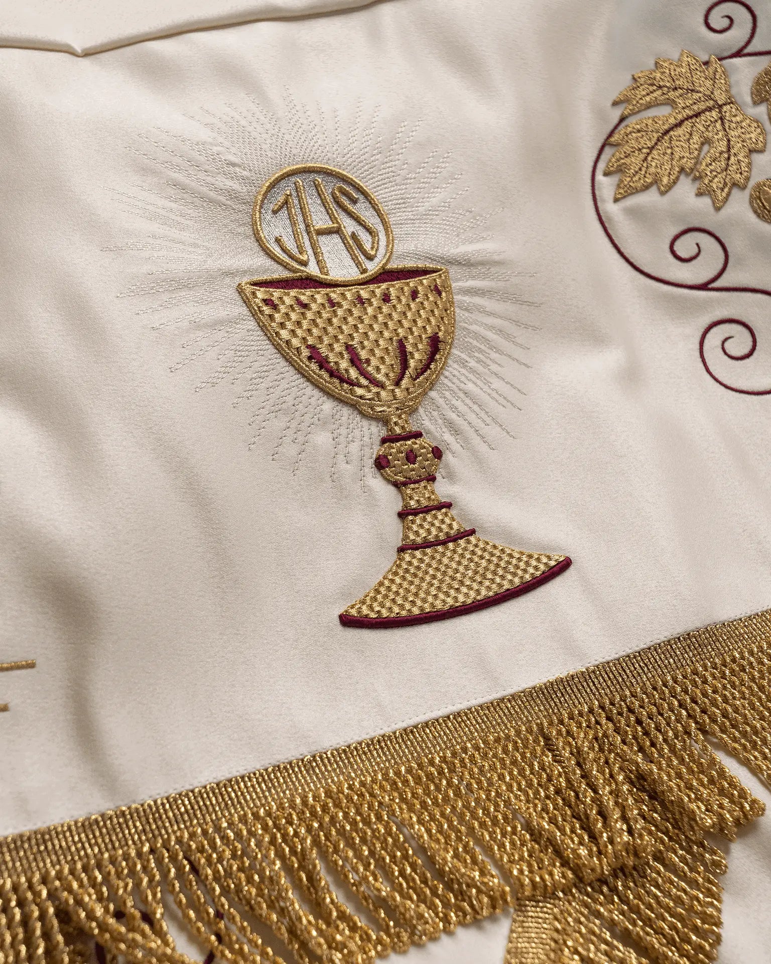 Baldaquin brodé avec motif de calice