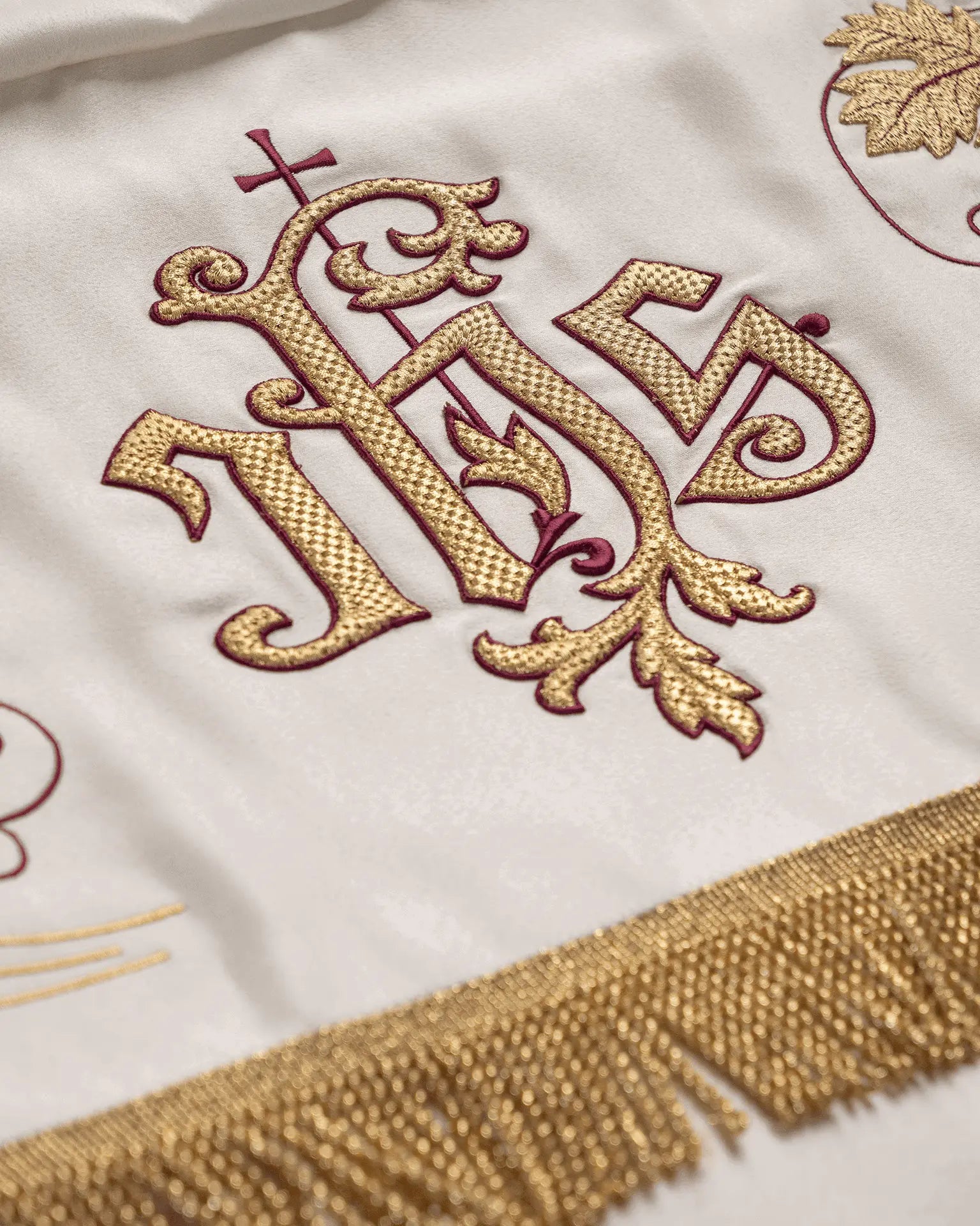 Baldaquin brodé avec motif de calice