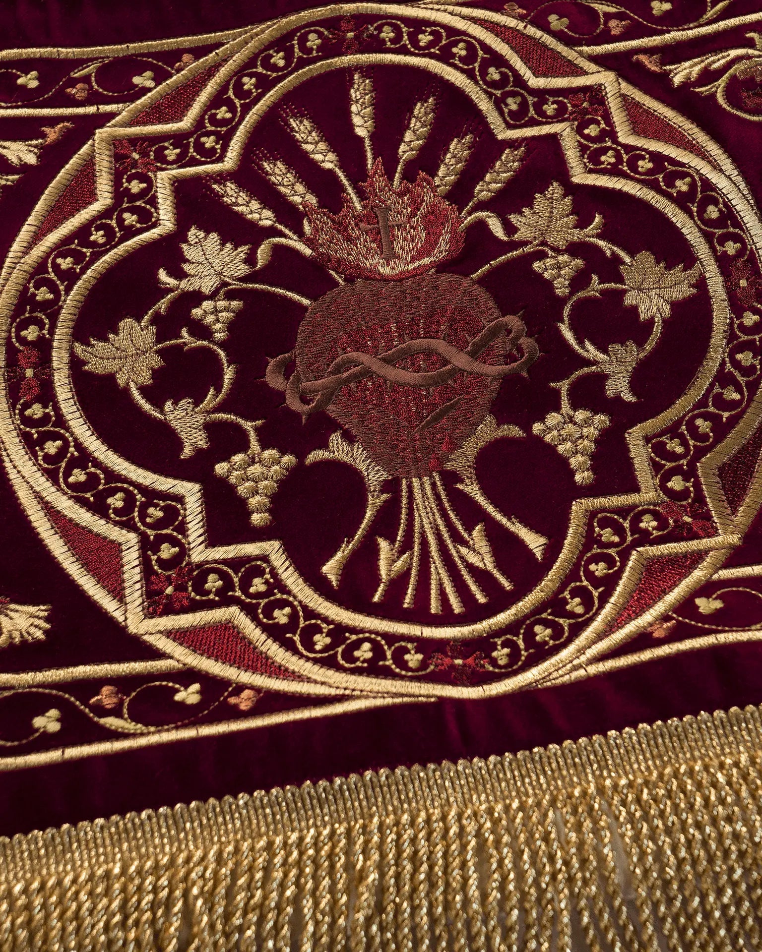 Baldaquin brodé en velours