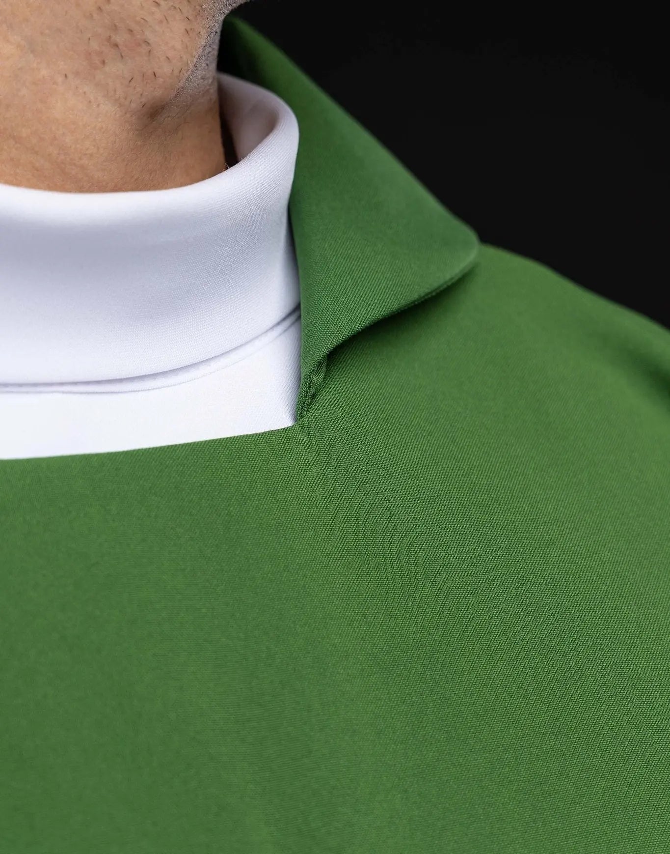 Chasuble verte brodée avec Croix ornementale et large col