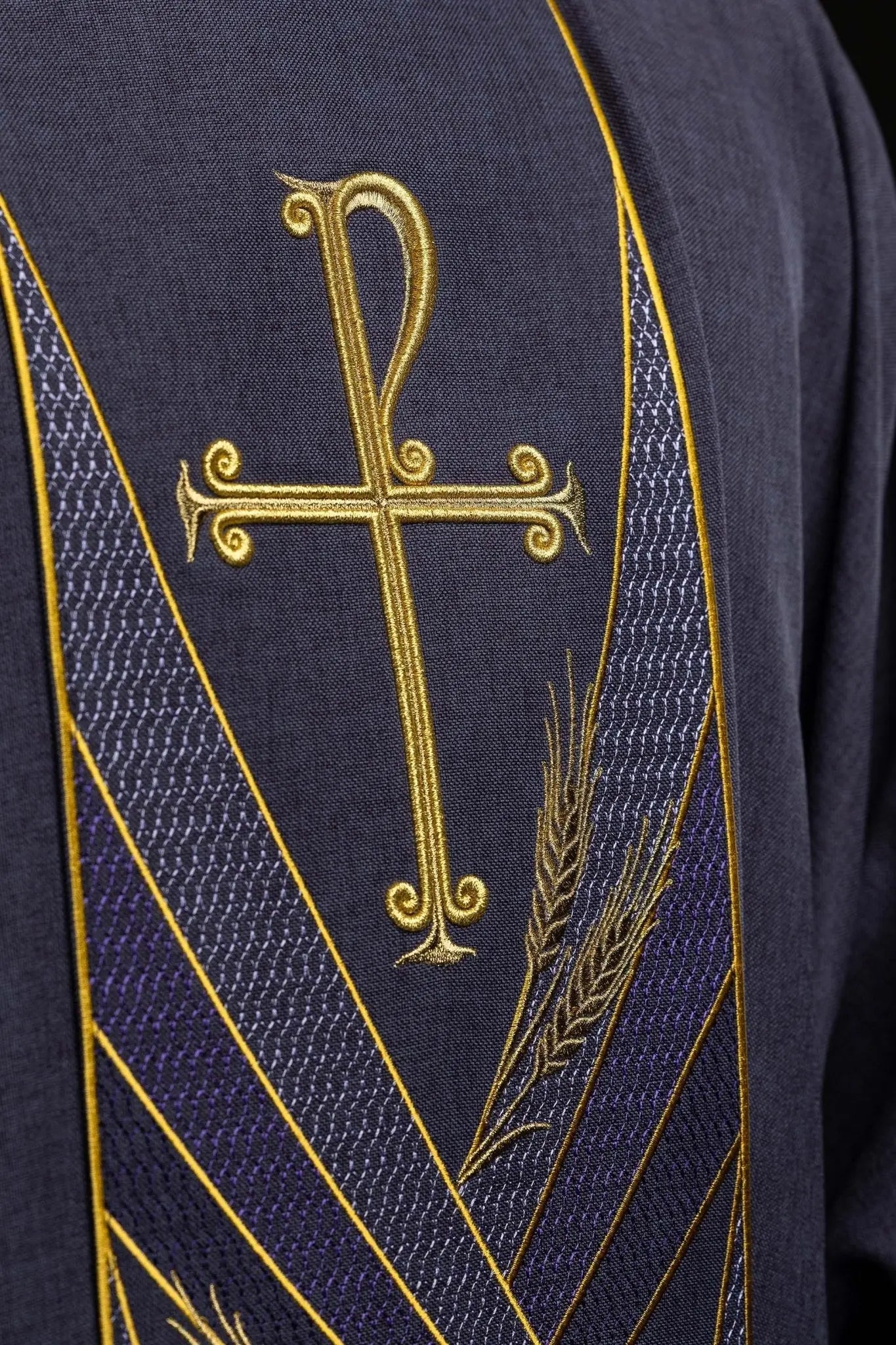 Chasuble violette avec bande PAX brodée