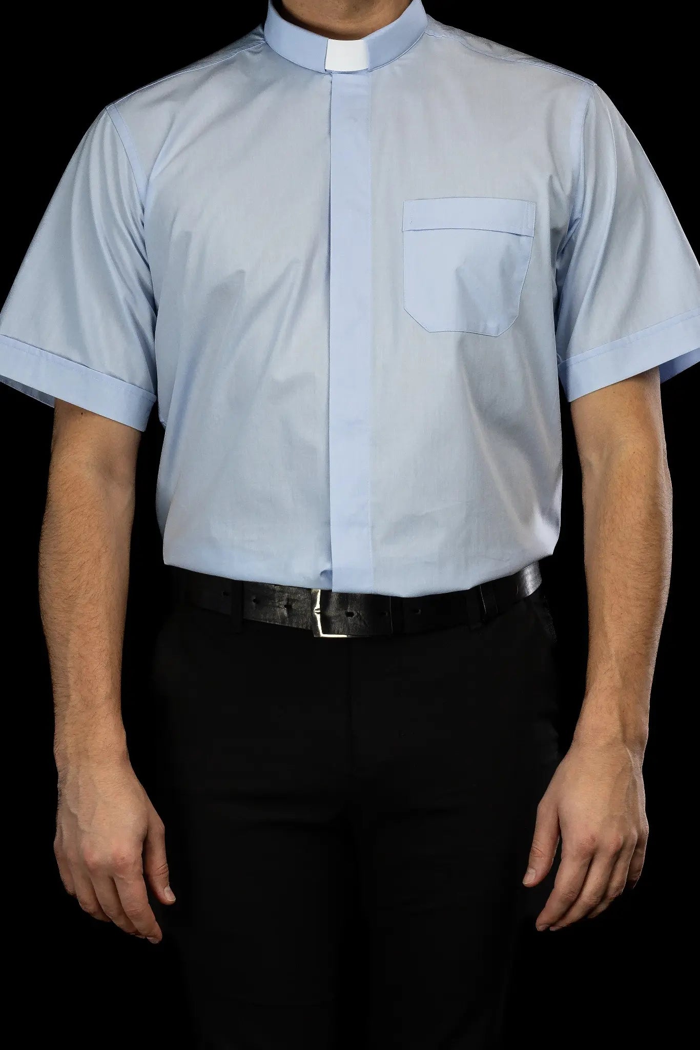 Chemise ecclésiastique bleue à manches courtes avec patte de col