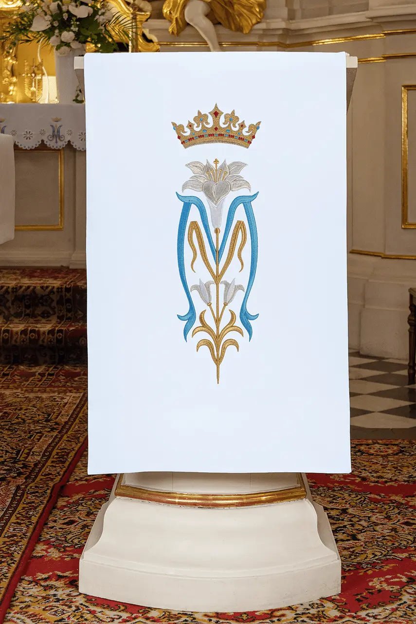 Nappe de lutrin brodée avec motif marial