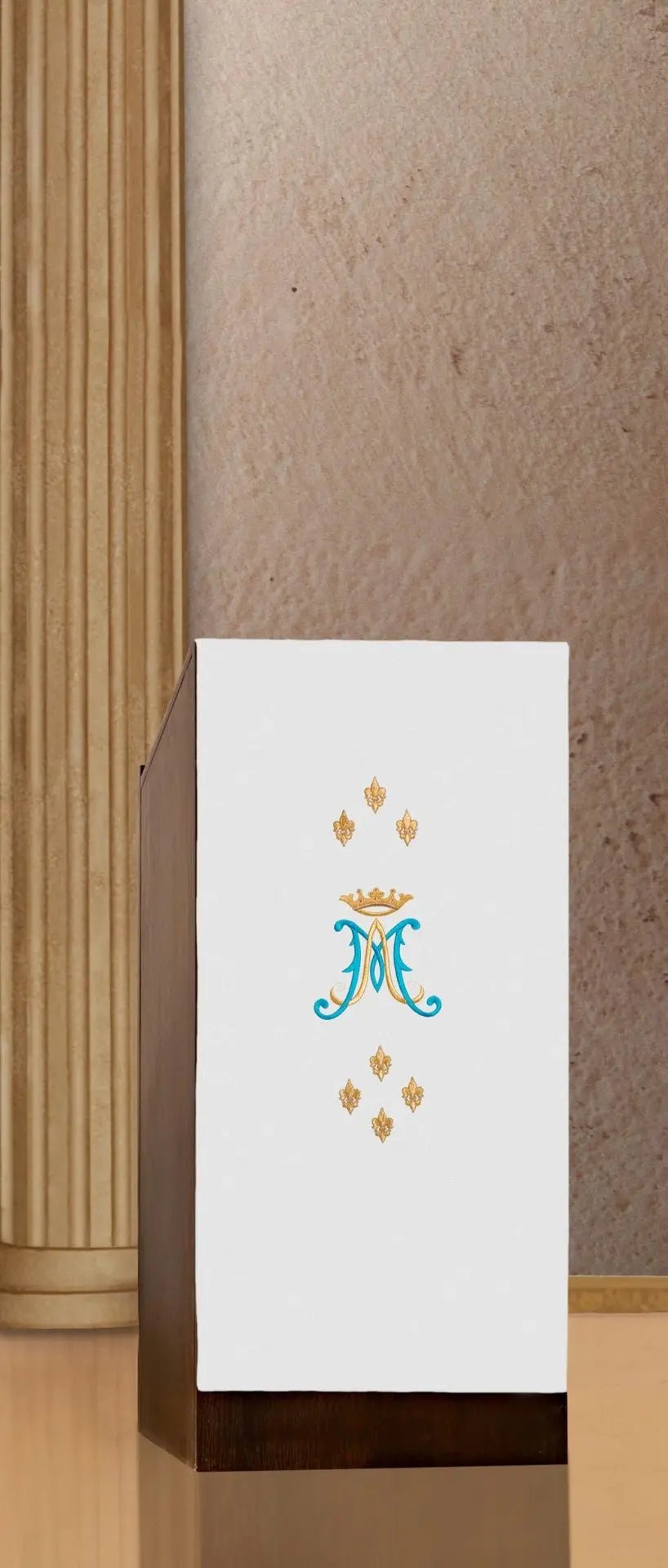 Nappe de lutrin brodée avec motif marial