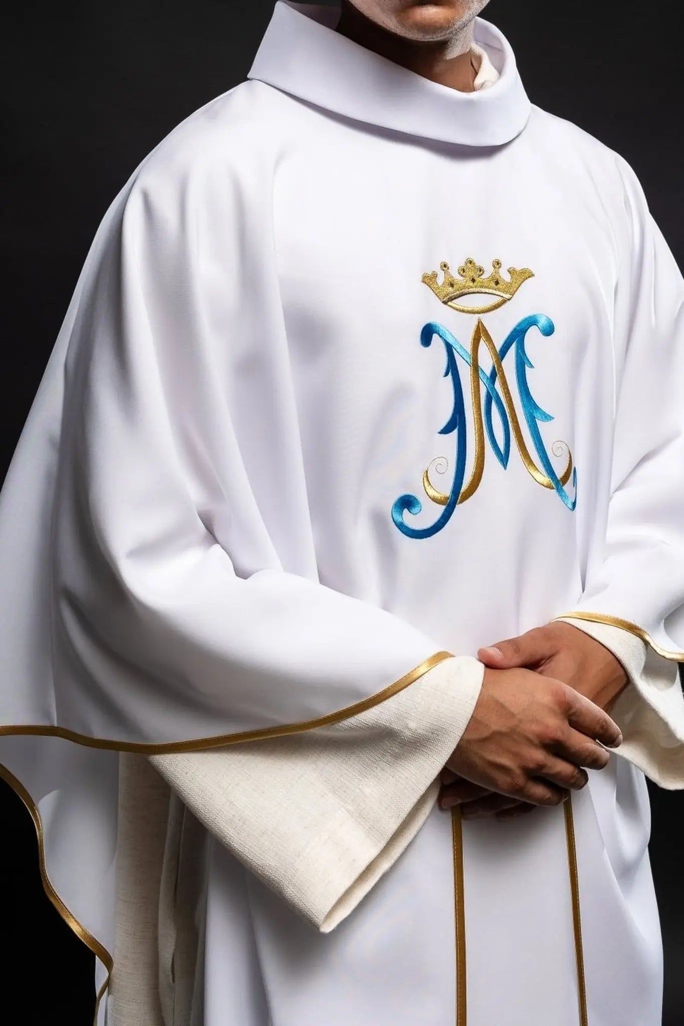 Chasuble blanche brodée avec motif marial