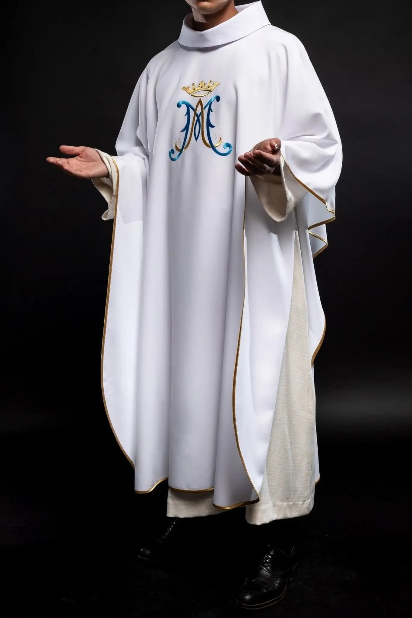 Chasuble blanche brodée avec motif marial