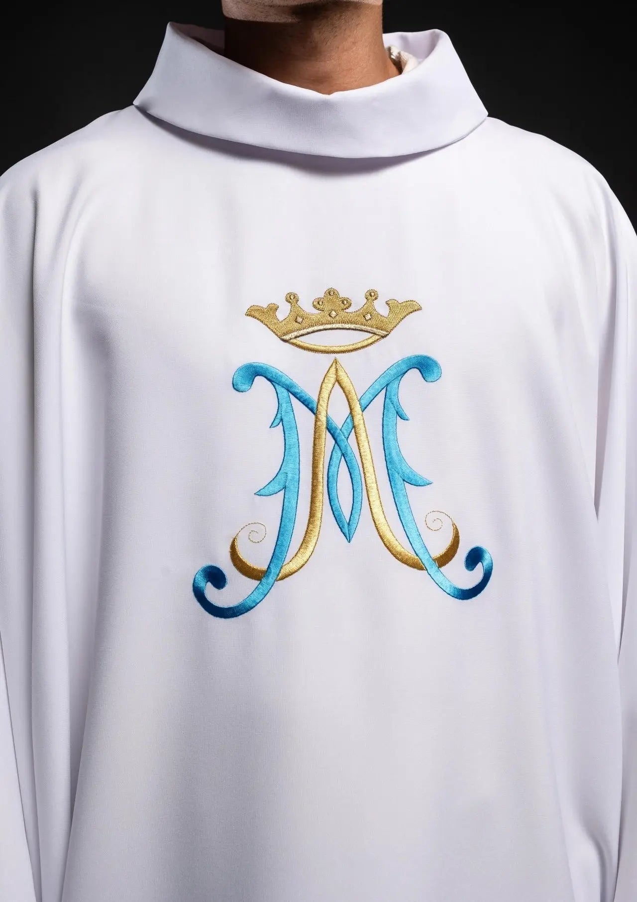 Chasuble blanche brodée avec motif marial