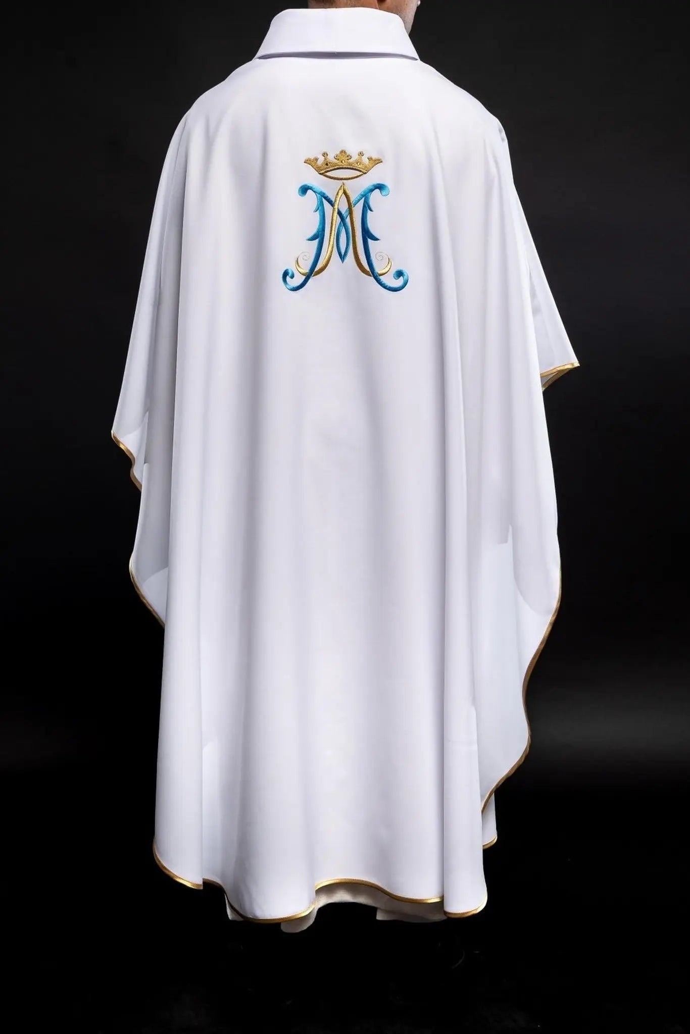 Chasuble blanche brodée avec motif marial