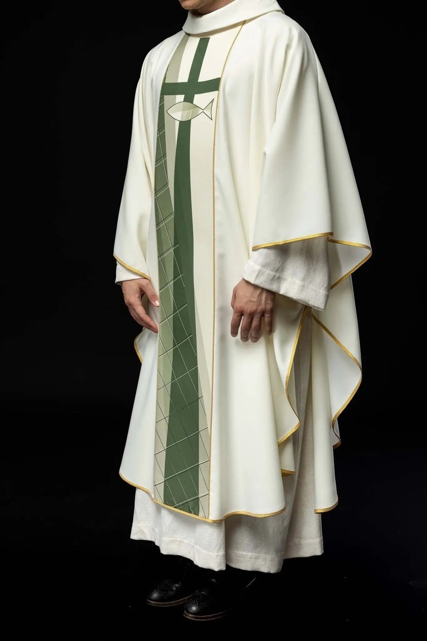 Chasuble blanche brodée avec motif de croix et de poisson