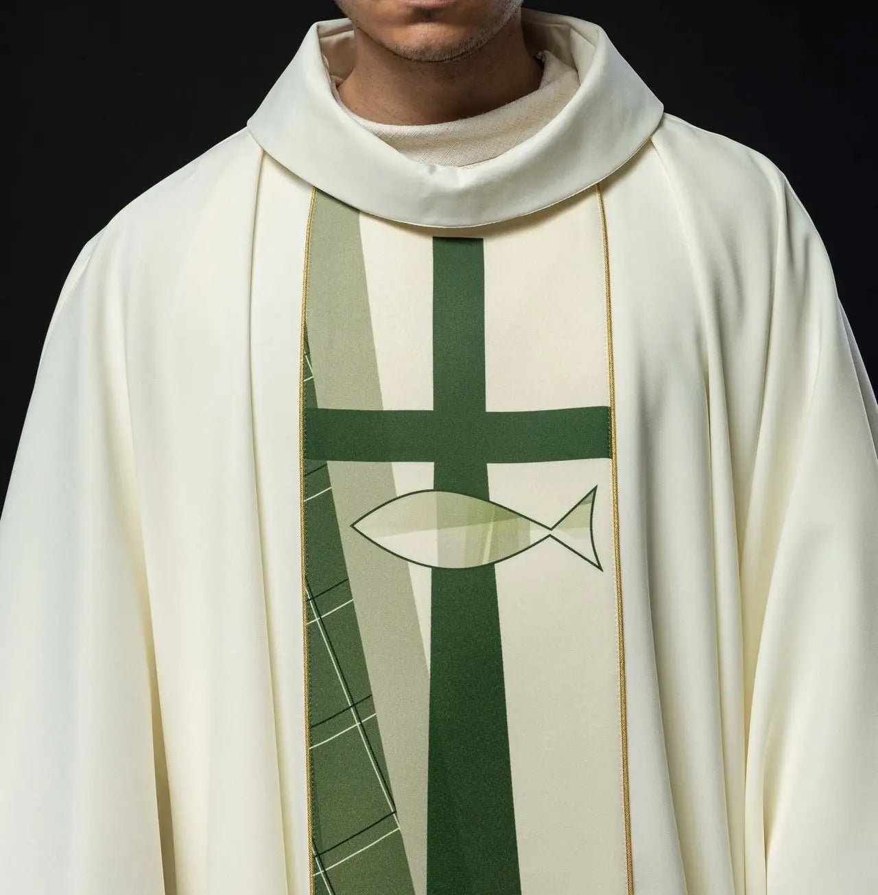 Chasuble blanche brodée avec motif de croix et de poisson