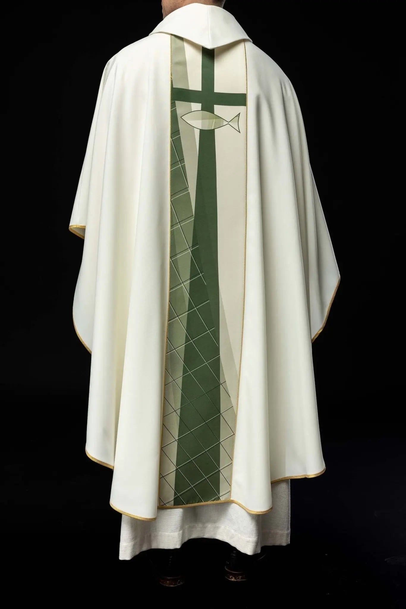 Chasuble blanche brodée avec motif de croix et de poisson