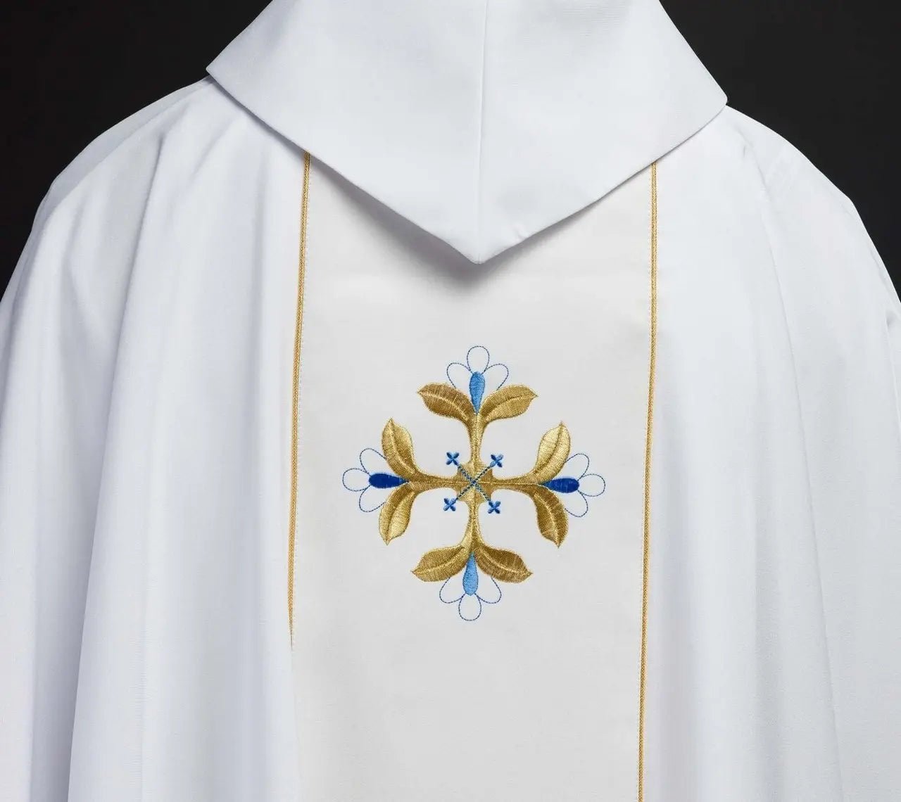 Chasuble liturgique blanche mariale avec ceinture