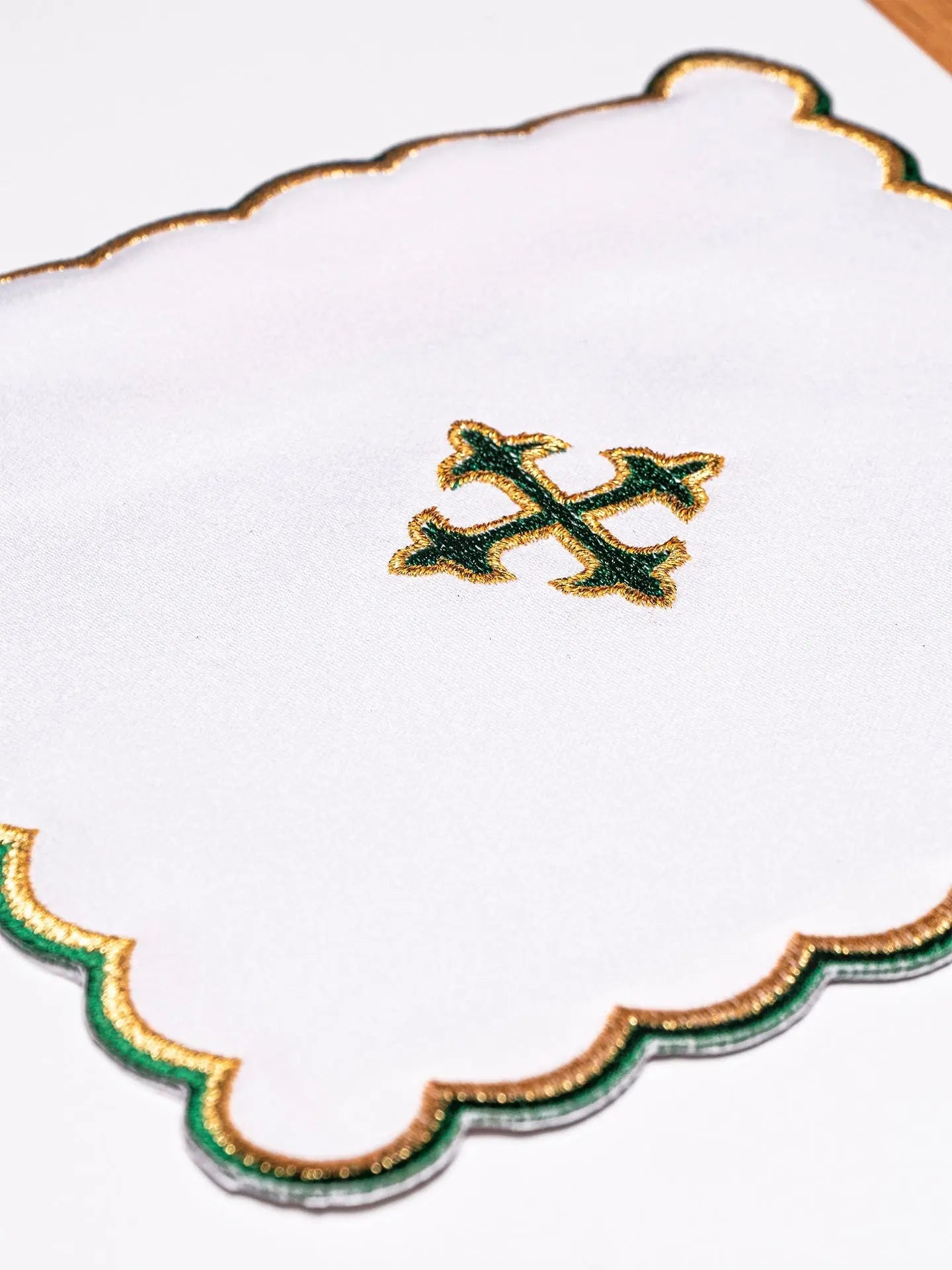 Linge de calice brodé croix verte