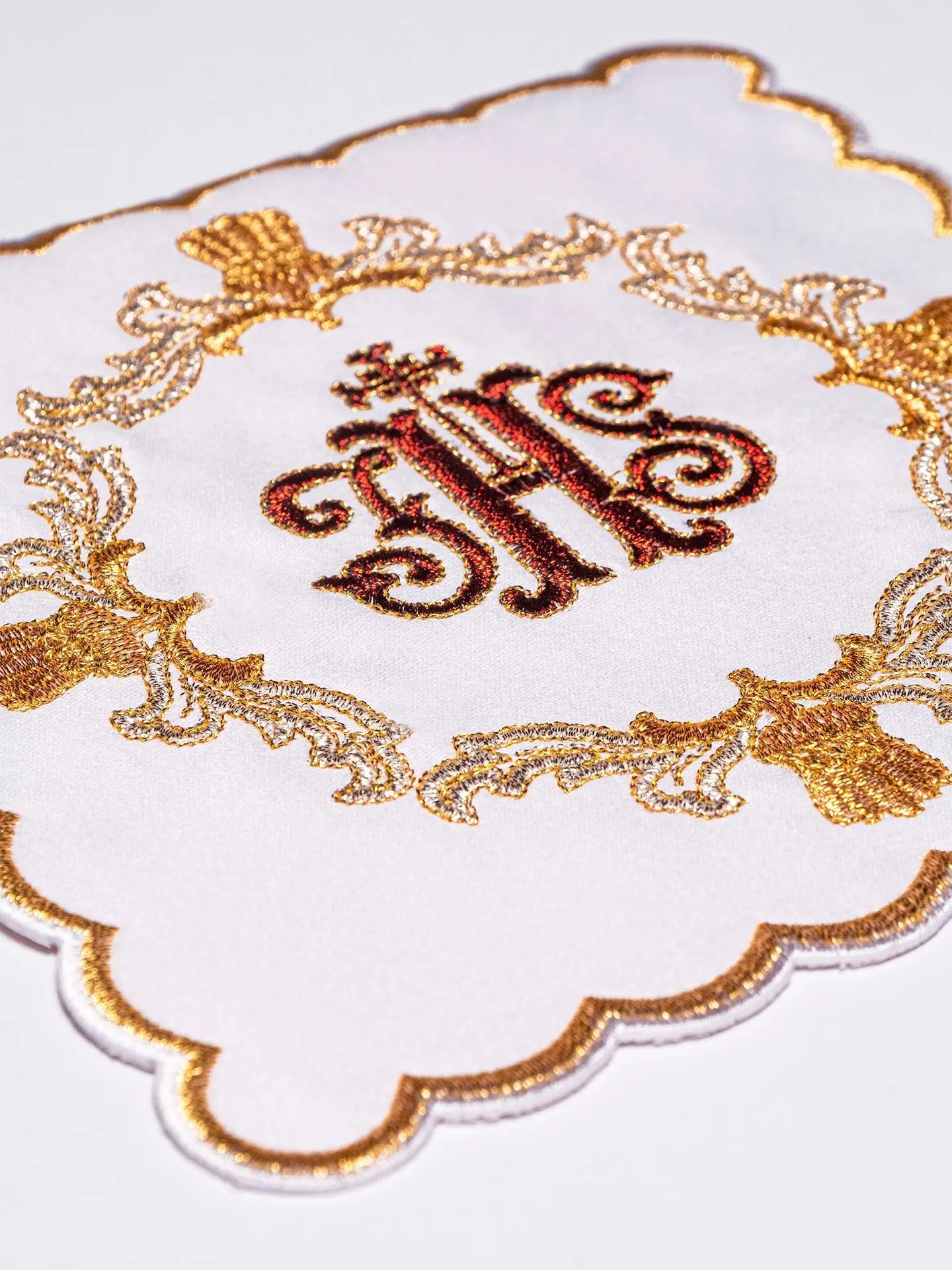 Linge de calice avec broderie rouge
