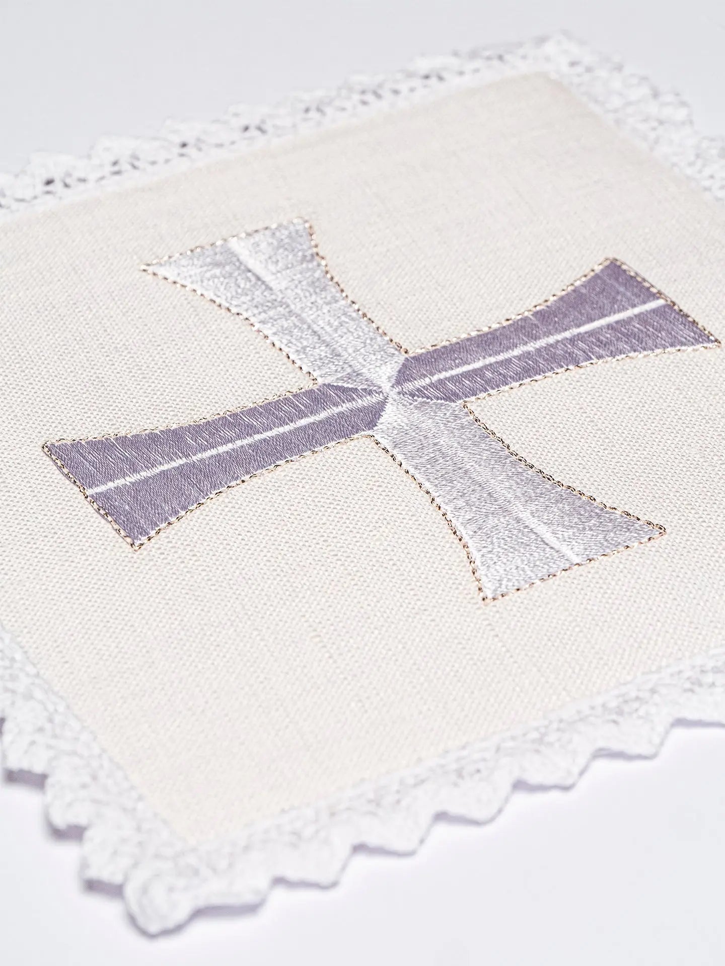 Linge de calice avec délicate broderie de croix