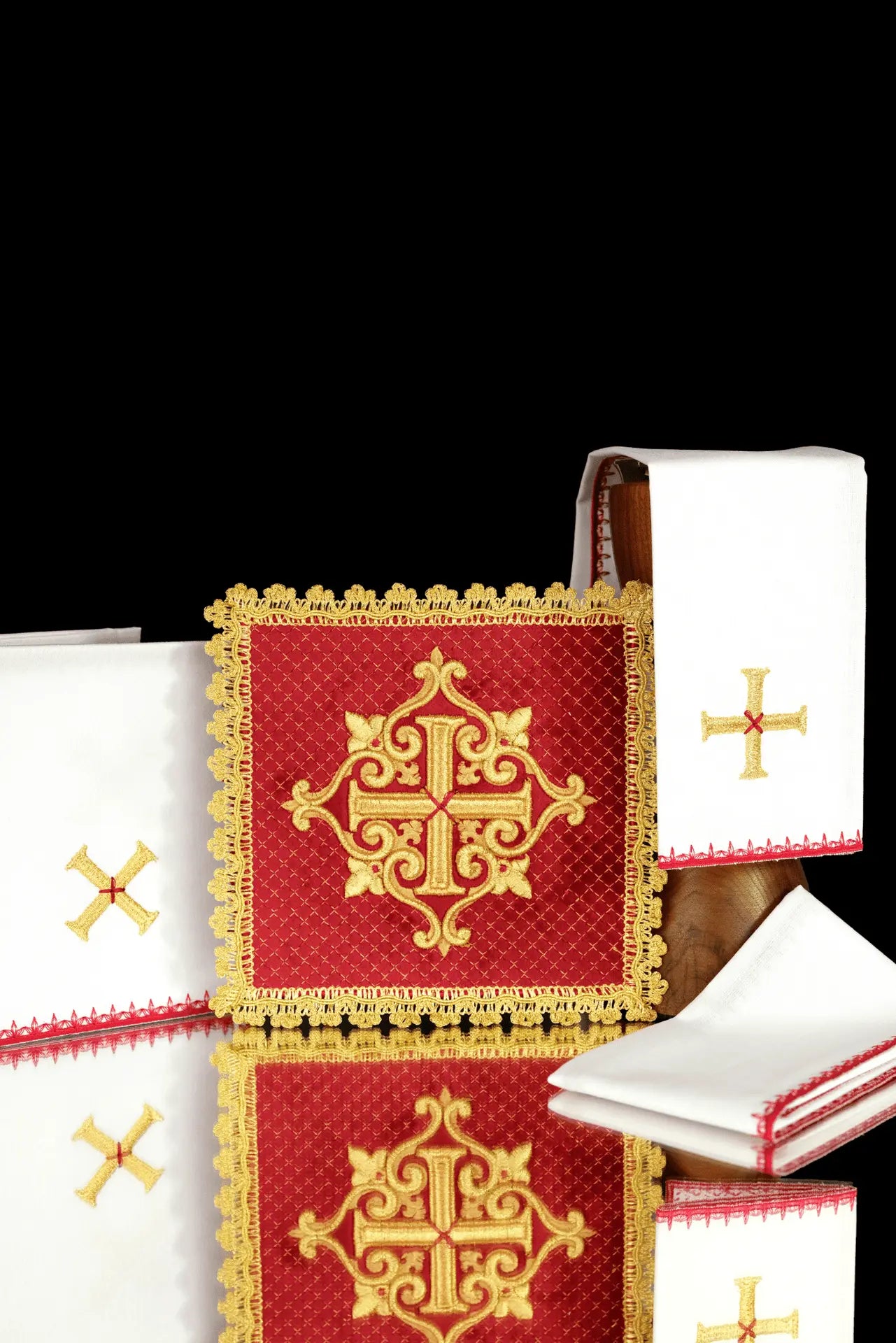 Ensemble de linge de calice en velours rouge avec croix brodée