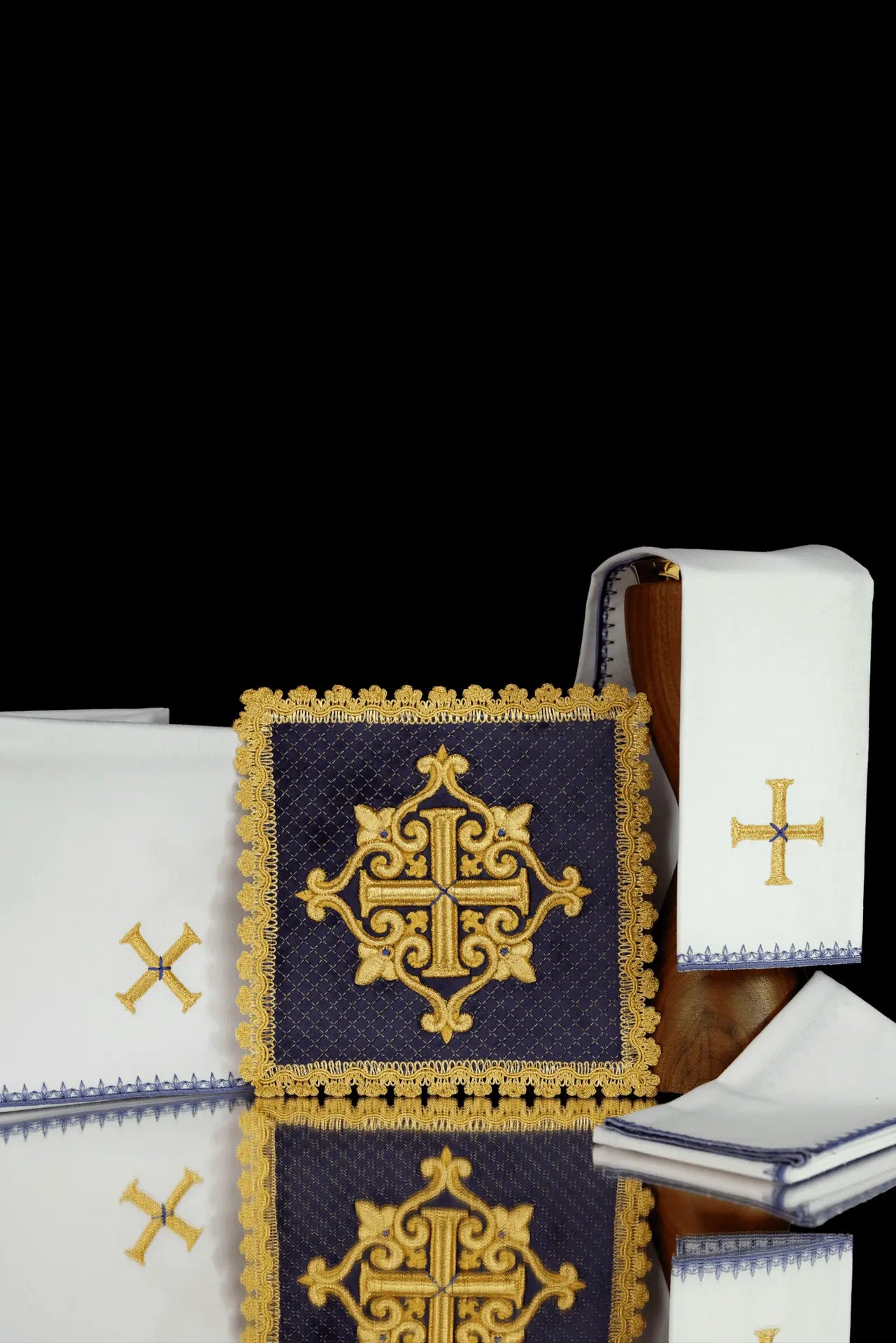 Ensemble de linge de calice en velours violet avec croix brodée