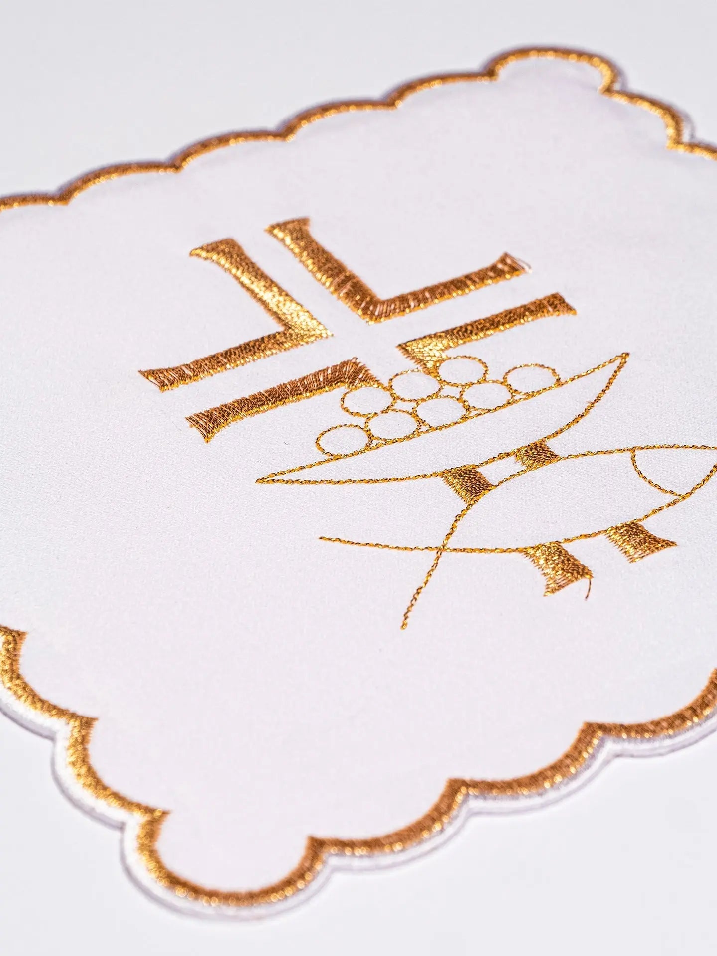 Ensemble de linge de calice brodé : croix eucharistique dorée