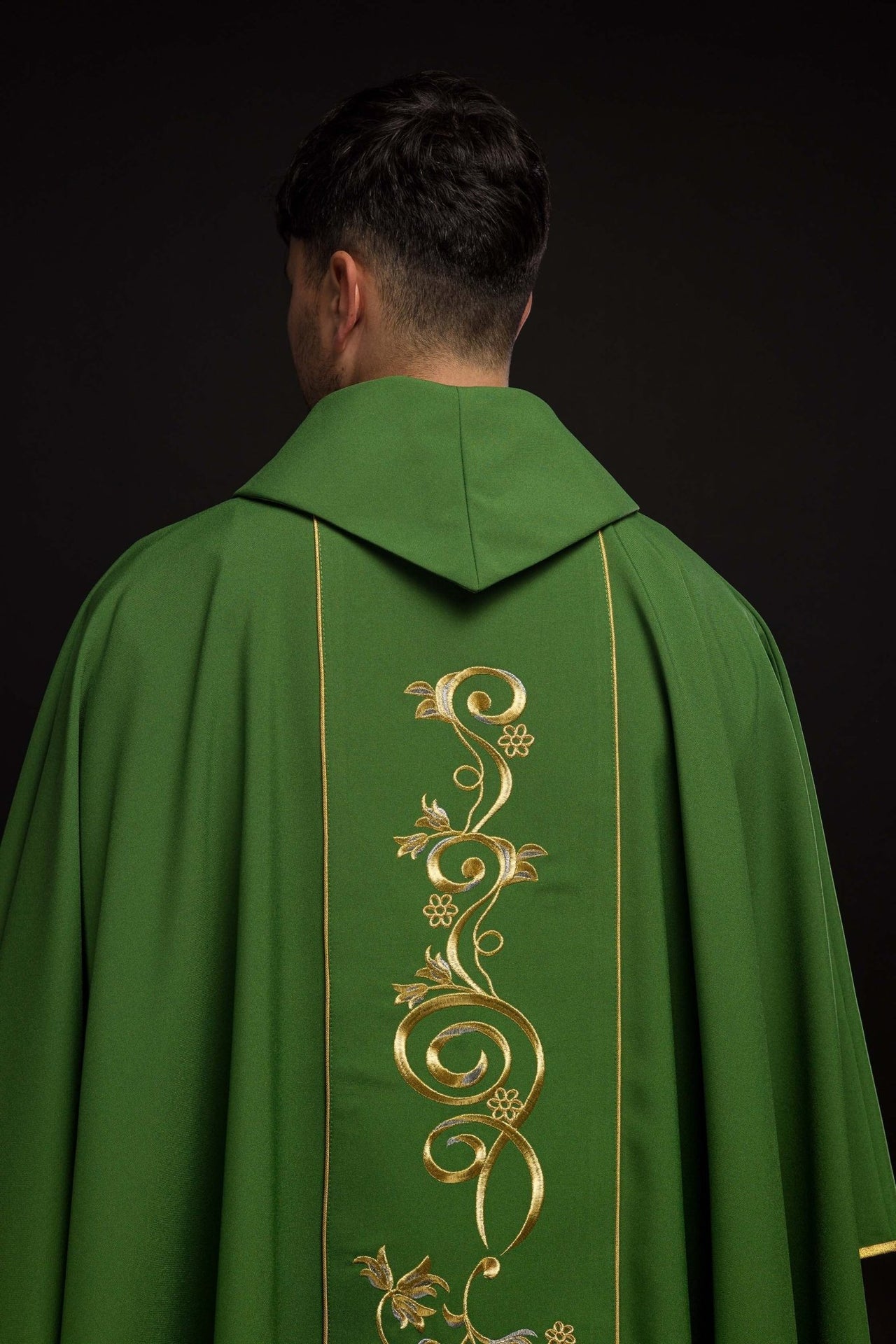 Bogato zdobiony zielony ornat z złotym motywem i szerokim pasem IHS